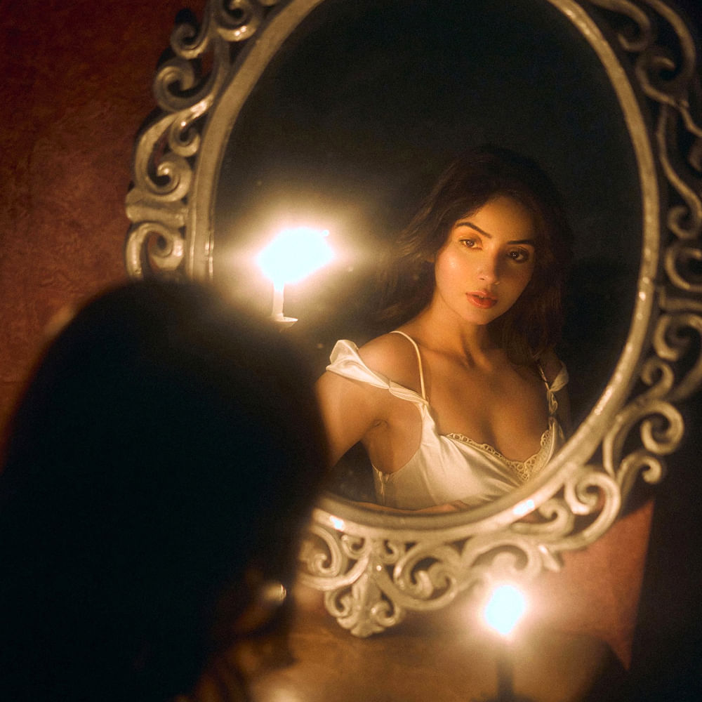 ఇక ఈ అమ్మడు సోషల్ మీడియాలో చాలా యాక్టివ్ గా ఉంటుంది. రెగ్యులర్ గా ఫోటోలు షేర్ చేస్తూ.. అభిమానులను ఆకట్టుకుంటుంది. తాజాగా ఈ అమ్మడు షేర్ చేసిన ఫోటోలు సోషల్ మీడియాను షేక్ చేస్తున్నాయి. ఈ చిన్నదాని ఫోటోలకు నెటిజన్స్ క్రేజీ కామెంట్స్ చేస్తున్నారు.