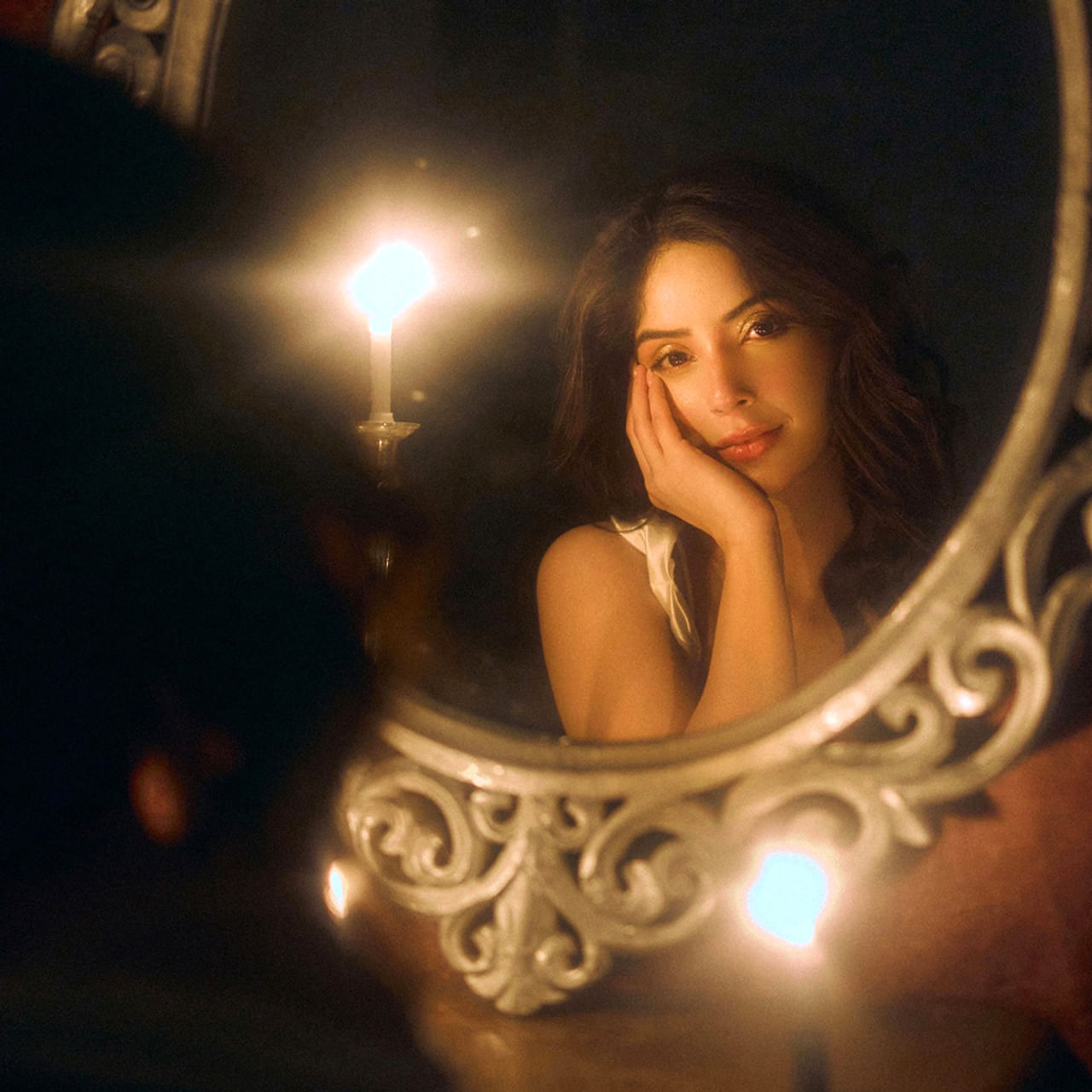 కాశ్మీరా పరదేశి తెలుగు, తమిళం, హిందీ, మరాఠీ, కన్నడ చిత్రాల్లో నటించి ఆకట్టుకుంది.. మహారాష్ట్రలోని ముంబైలో మరాఠీ కుటుంబంలో జన్మించిన ఆమె, పూణేలోని సెయింట్ ఆన్స్ స్కూల్లో పాఠశాల విద్యను, బృహన్ మహారాష్ట్ర కాలేజ్ ఆఫ్ కామర్స్లో కళాశాల విద్యను పూర్తి చేసింది. ఆమె ముంబైలోని నేషనల్ ఇన్స్టిట్యూట్ ఆఫ్ ఫ్యాషన్ టెక్నాలజీలో ఫ్యాషన్ డిజైన్ కూడా అభ్యసించింది.