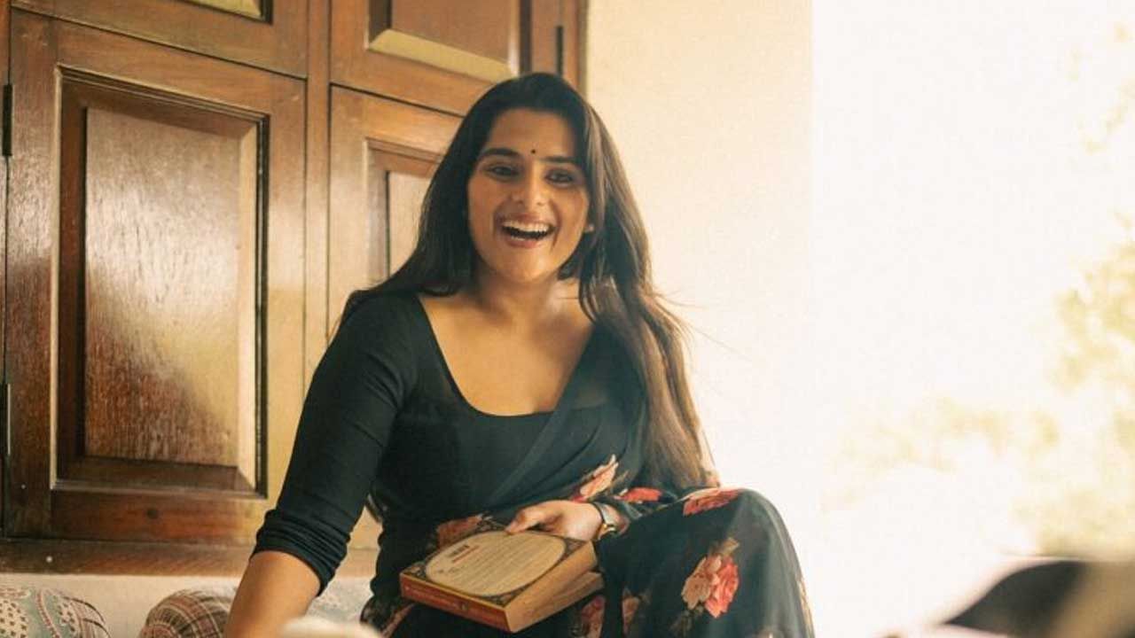 అందాల ముద్దుగుమ్మ కావ్య కళ్యాణ్ రామ్ గురించి ప్రత్యేకంగా చెప్పాల్సిన పని లేదు. అందం, అభినయం ఈ ముద్దుగుమ్మ సొంతం. గంగోత్రి సినిమాలో చైల్డ్ ఆర్టిస్ట్ గా నటించిన ఈ బ్యూటీ, బలంగం సినిమాతో ఓ వర్ నైట్ స్టార్ అయిపోయింది.