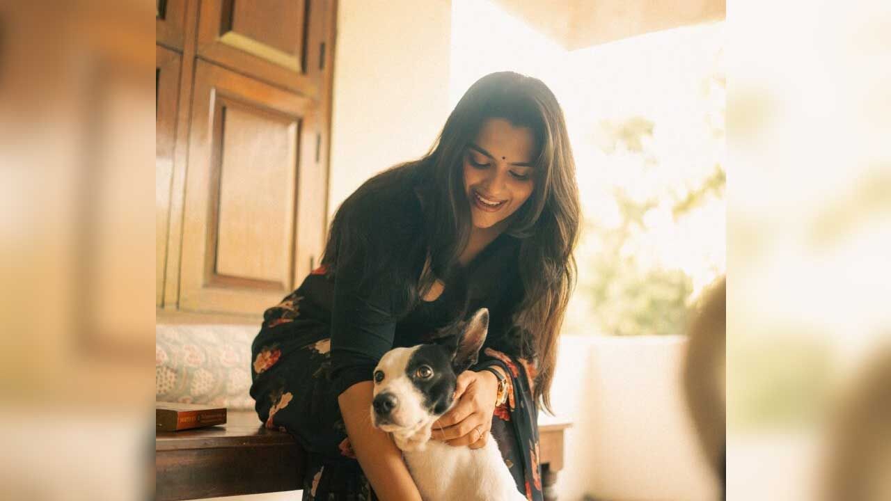 కానీ ఇప్పుడు ఈ బ్యూటీ చీరకట్టులో అందంగా కనిపించింది. ఉల్లిపొరలాంటి చీరలో తన అందాలతో కుర్రకారుకు మత్తెక్కిస్తుంది. చేతిలో పుస్తకం పట్టుకొని ఫొటోలకు ఫోజులిచ్చింది. మరో ఫొటోలో తన పెట్ డాగ్ ను ప్రేమగా దగ్గరికి తీసుకుంటూ ఉన్న ఫొటోలు షేర్ చేసింది.