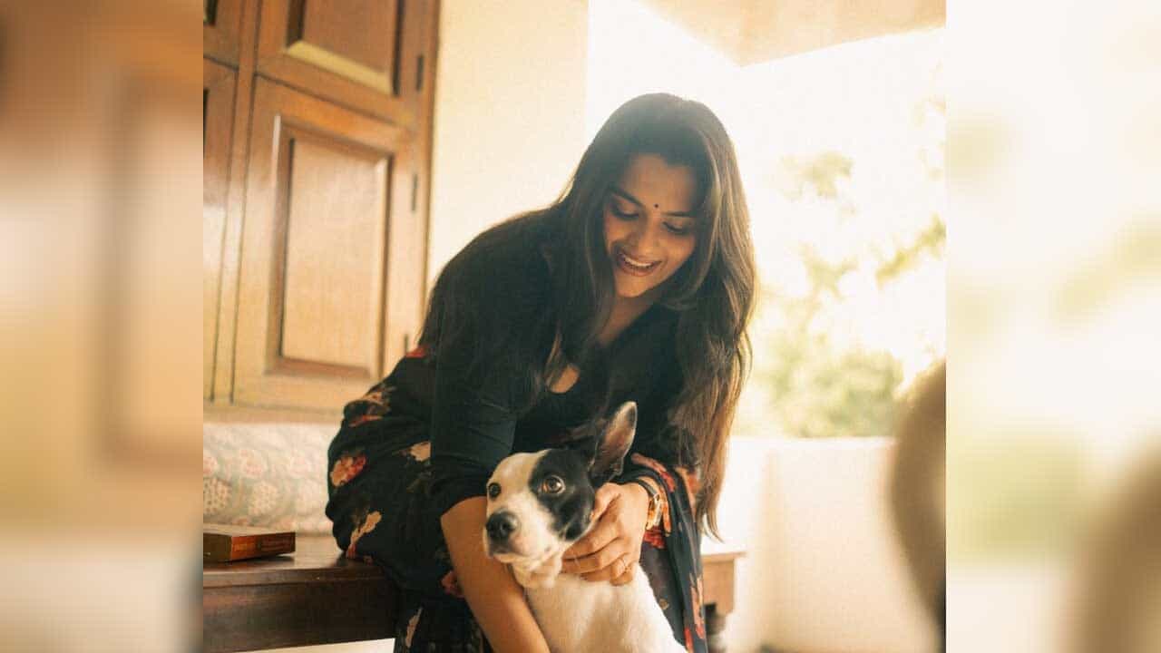 కానీ ఇప్పుడు ఈ బ్యూటీ చీరకట్టులో అందంగా కనిపించింది. ఉల్లిపొరలాంటి చీరలో తన అందాలతో కుర్రకారుకు మత్తెక్కిస్తుంది. చేతిలో పుస్తకం పట్టుకొని ఫొటోలకు ఫోజులిచ్చింది. మరో ఫొటోలో తన పెట్ డాగ్ ను ప్రేమగా దగ్గరికి తీసుకుంటూ ఉన్న ఫొటోలు షేర్ చేసింది.