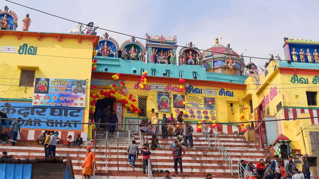 కేదార్ ఘాట్ - Kedar Ghat
కేదార్ ఘాట్ శివునికి అంకితం చేయబడిన అత్యంత పవిత్ర ఘాట్‌లలో ఒకటి. ఇక్కడ కొలువై ఉన్న కేదారేశ్వర్ ఆలయం పేరు మీదుగా ఈ ఘాట్‌కు ఆ పేరు వచ్చింది.