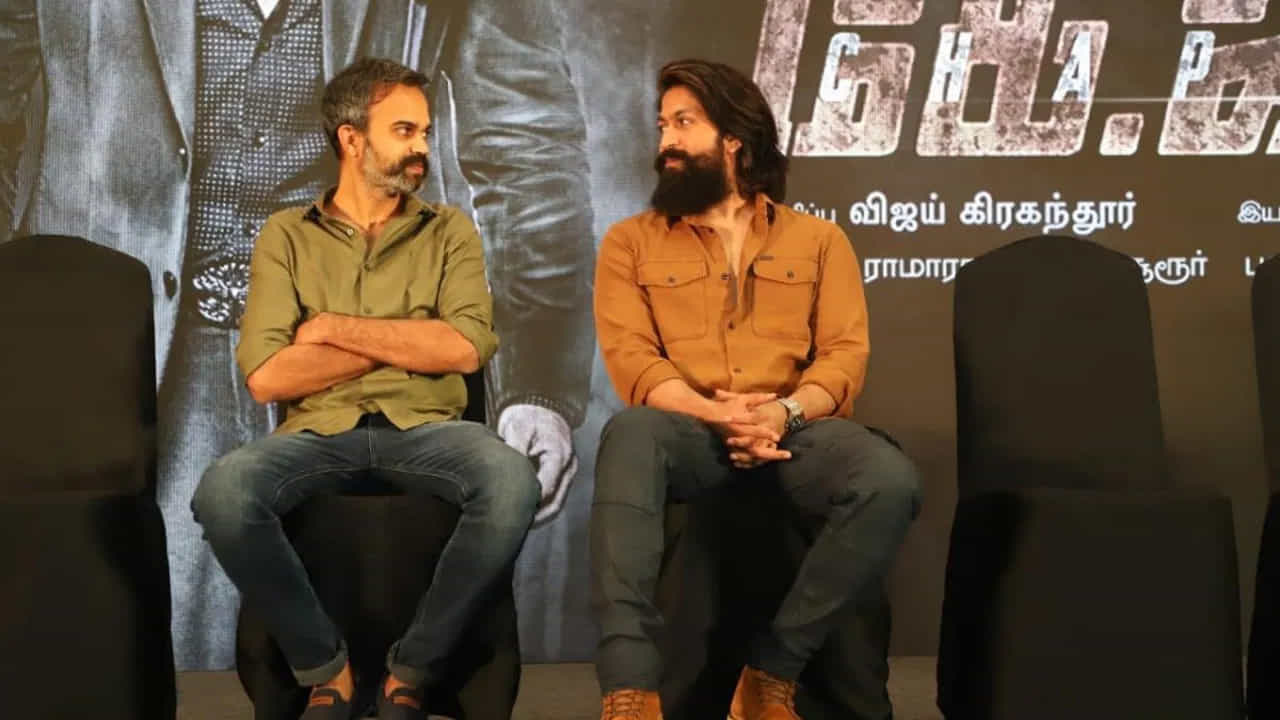 కేజీఎఫ్ 3 అప్‌డేట్స్ కోసం ఫ్యాన్స్ చేస్తున్న డిమాండ్స్ ప్రశాంత్ నీల్ మీద కూడా ప్రెజర్‌ పెంచుతున్నాయి. వరుసగా టాలీవుడ్ హీరోలతో సినిమాలు చేస్తుండటంతో మళ్లీ కన్నడ సీమకు తిరిగి వచ్చేది ఎప్పుడన్న ప్రశ్నలు వినిపిస్తున్నాయి. ఇప్పటికిప్పుడు సినిమా స్టార్ట్ చేయకపోయినా... ఎప్పుడు ఉంటుందో చెప్పాలంటున్నారు యష్ అభిమానులు.