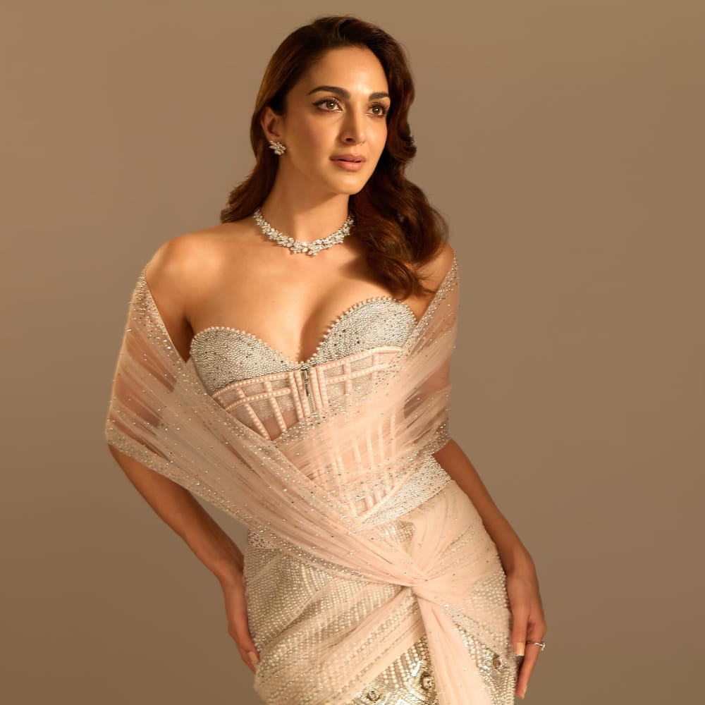 అందుకే అప్‌ కమింగ్ సినిమాల మీద చాలా ఆశలు పెట్టుకున్నారు బీటౌన్‌ హీరోయిన్స్‌. బాలీవుడ్‌లో నెంబర్‌ వన్ ప్లేస్‌కు పోటి పడుతున్న దీపిక, ఆలియా భట్‌ లాంటి తారలు సౌత్‌తో మింగిల్ అయ్యేందుకు ట్రై చేస్తున్నారు. 