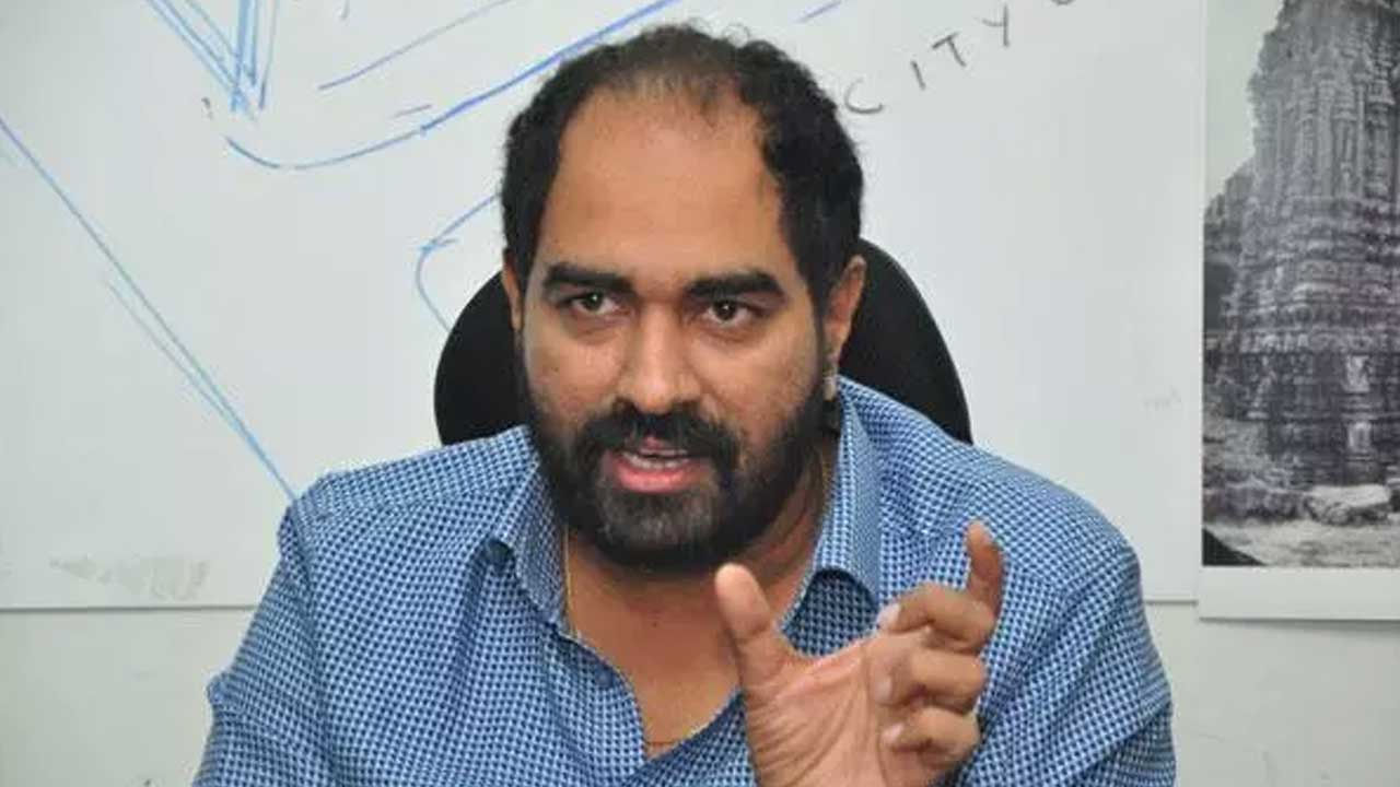 ఒకప్పుడు క్రిష్ దర్శకత్వంలో సినిమా వస్తుందంటే.. పక్కా ప్లానింగ్ ఉండేది. ఈ టైమ్‌కు రిలీజ్ చేస్తానంటే.. రిలీజ్ చేసేవాడు అంతే. అందులో ఒక్కరోజు కూడా ఆలస్యం ఉండేది కాదు. గౌతమీపుత్ర శాతకర్ణి లాంటి హిస్టారికల్ సినిమాను 80 రోజుల్లో.. ఎన్టీఆర్ బయోపిక్‌ రెండు భాగాలను 79 రోజుల్లోనే పూర్తి చేసిన ఘనత క్రిష్ సొంతం.