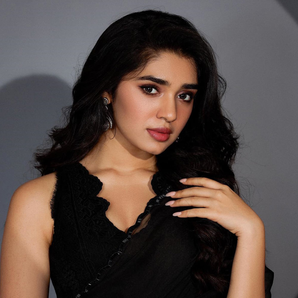 శ్రీలీల కాస్త బెటర్ గానీ.. కృతి శెట్టి కెరీర్‌కు తెలుగులో ఫుల్ స్టాప్ పడ్డట్లే కనిపిస్తుంది. సినిమాలు చేసినా చేయకపోయినా.. అవకాశాలు వచ్చినా రాకపోయినా.. గ్లామర్ షో విషయంలో మాత్రం తగ్గేదే లే అంటున్నారు శ్రీలీల, కృతి శెట్టి. 