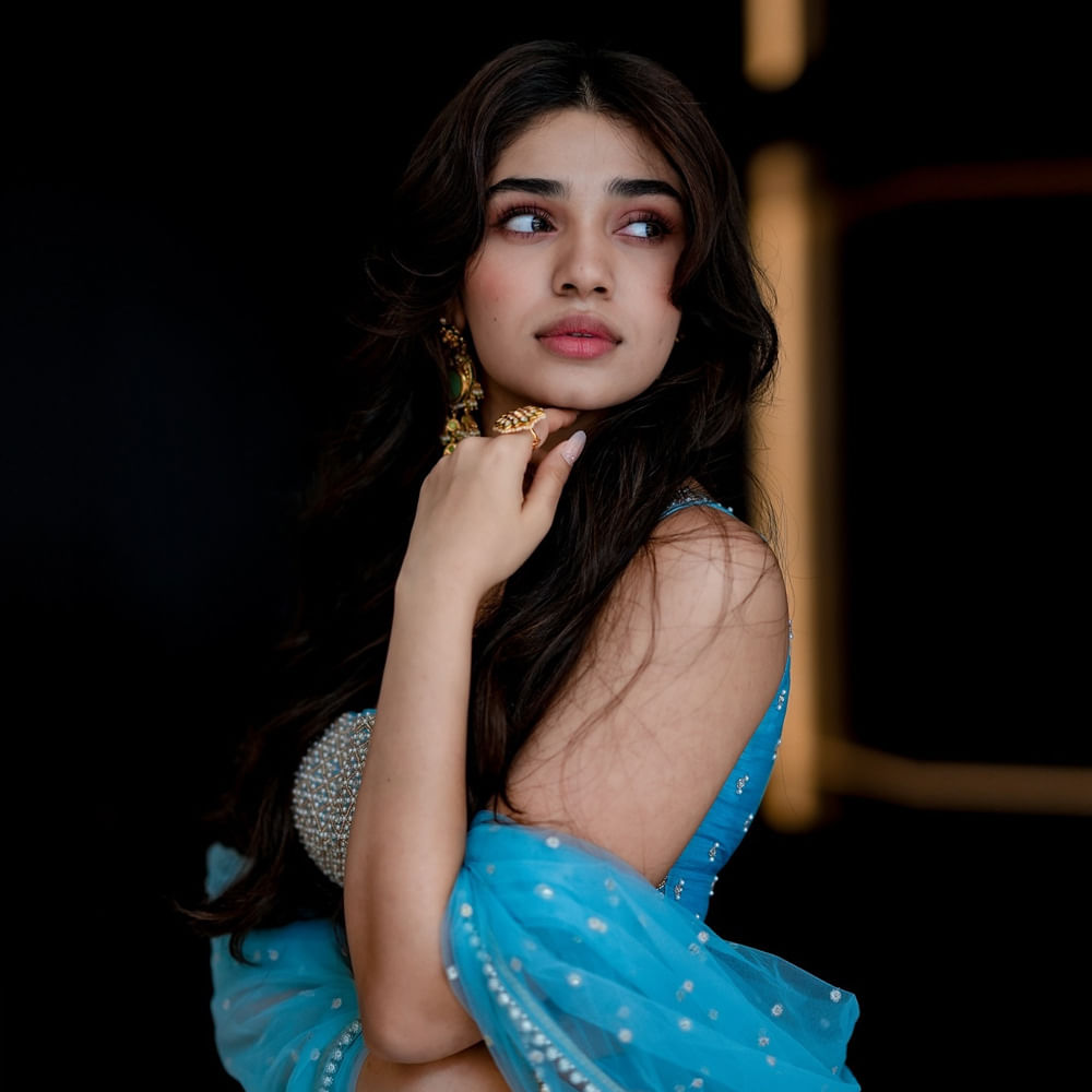 తాజాగా ప్రదీప్ రంగనాథన్తో నటిస్తున్న లైఫ్ ఇన్స్యూరెన్స్ కంపెనీ షూటింగ్ పూర్తైంది. విఘ్నేష్ శివన్ ఈ సినిమాకు దర్శకుడు. జయం రవితో జీని సినిమాలోనూ కృతి శెట్టినే హీరోయిన్. అలాగే కార్తి హీరోగా నటిస్తున్న వా వాతియార్లోనూ నటిస్తున్నారు ఈ బ్యూటీ.