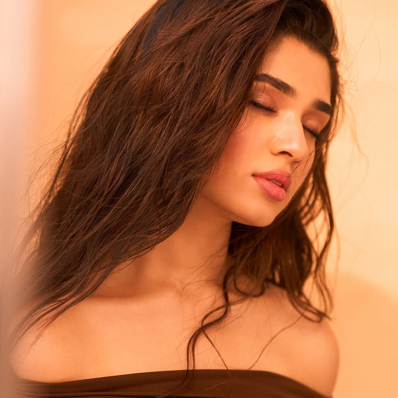 ఉప్పెన సినిమాతో తెలుగు తెరకు కథానాయికగా పరిచయమైంది కృతి శెట్టి. తొలి చిత్రంతోనే భారీ విజయాన్ని అందుకున్న ఈ అమ్మడు.. టాలీవుడ్ ఇండస్ట్రీలో స్టార్ హీరోయిన్ అవుతుందని అనుకున్నారు. కానీ ఆ తర్వాత ఈ అమ్మడు నటించిన చిత్రాలు బాక్సాఫీస్ వద్ద డిజాస్టర్స్ అయ్యాయి.