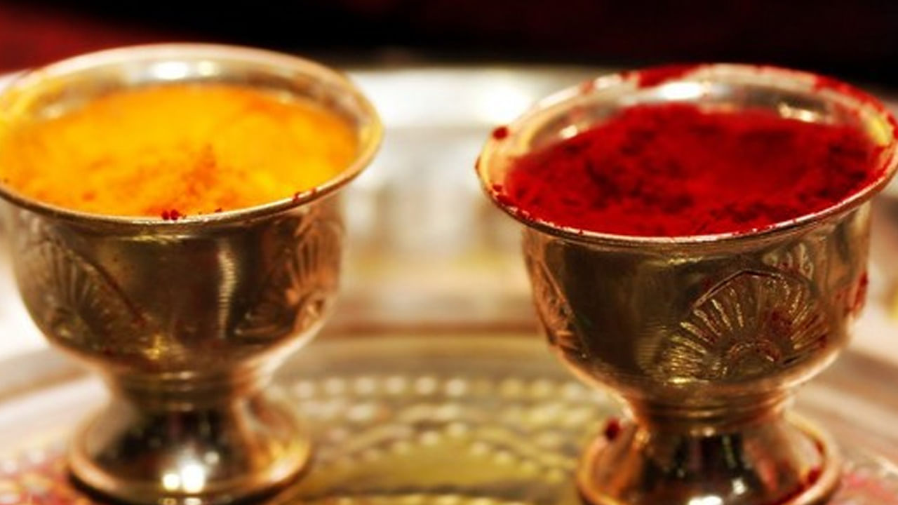 కుంకుమ హిందువులకు చాలా పవిత్రమైనది. పండగలు, పర్వదినాలు, శుభకార్యాలు, ఫంక్షన్లు వేటిల్లోనైనా కుంకుమని తప్పని సరిగా ఉపయోగిస్తారు. హిందు సంప్రదాయంలో పెళ్ళి జరిగిన స్త్రీల సౌభాగ్యానికి చిహ్నంగా నుదురు మీద కుంకుమని బొట్టుగా ధరిస్తారు. అంతేకాదు పెళ్ళిళ్ళు పేరంటాల్లో మహిళల నుదిటిన కుంకుమని దిద్దుతారు.పెళ్ళైన మహిళలు ఇంటికి వచ్చి వెళుతున్నపుడు పెద్దవారైతే గౌరవసూచకంగా, చిన్న వారైతే దీవెనగా కుంకుమ బొట్టు పెట్టి సాగనంపడం ఆనవాయితీ. అటువంటి కుంకుమని ఈ రోజు ఇంట్లోనే తయారు చేసుకోవడం ఎలా అన్నది తెలుసుకుందాం.. 
