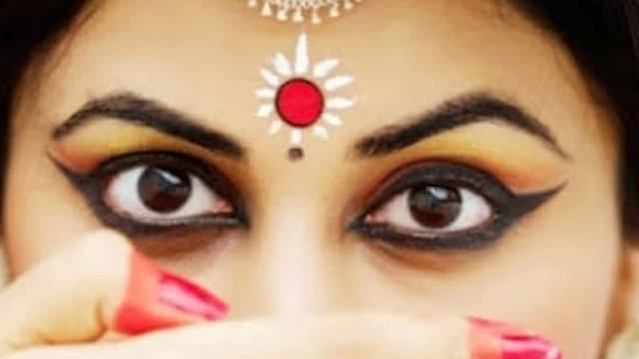 ఇది సాంప్రదాయ హిందూ సంస్కృతిలో ముఖ్యమైన స్థానాన్ని కలిగి ఉంది. దీనిని మహిళలకు నుదిటి మీద ధరిస్తారు. పూజ సమయంలో దేవతలకు నైవేద్యంగా ఉపయోగిస్తారు. కుంకుమ ఆధ్యాత్మిక గుర్తింపుకు చిహ్నంగా, శుభ సంఘటనలకు సూచికగా .. ఆశకు చిహ్నంగా కూడా పరిగణించబడుతుంది.