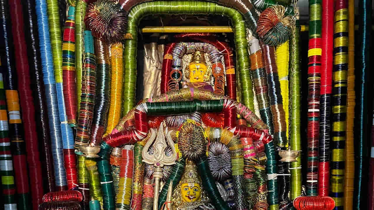 Andhra: ఐదు లక్షల గాజులుతో అమ్మవారికి అలంకరణ.. వాటిని భక్తులు ధరించవచ్చా..?