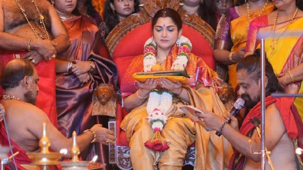 తమిళనాట అభిమానులచే తన పేరు మీద ఆలయం నిర్మించబడ్డ తొలి భారతీయ నటిగా ఖుష్బూ సుందర్ గుర్తింపు పొందారు. ఇది ప్రేక్షకులపై ఆమె చూపిన గణనీయమైన అభిమానానికి నిదర్శనం.