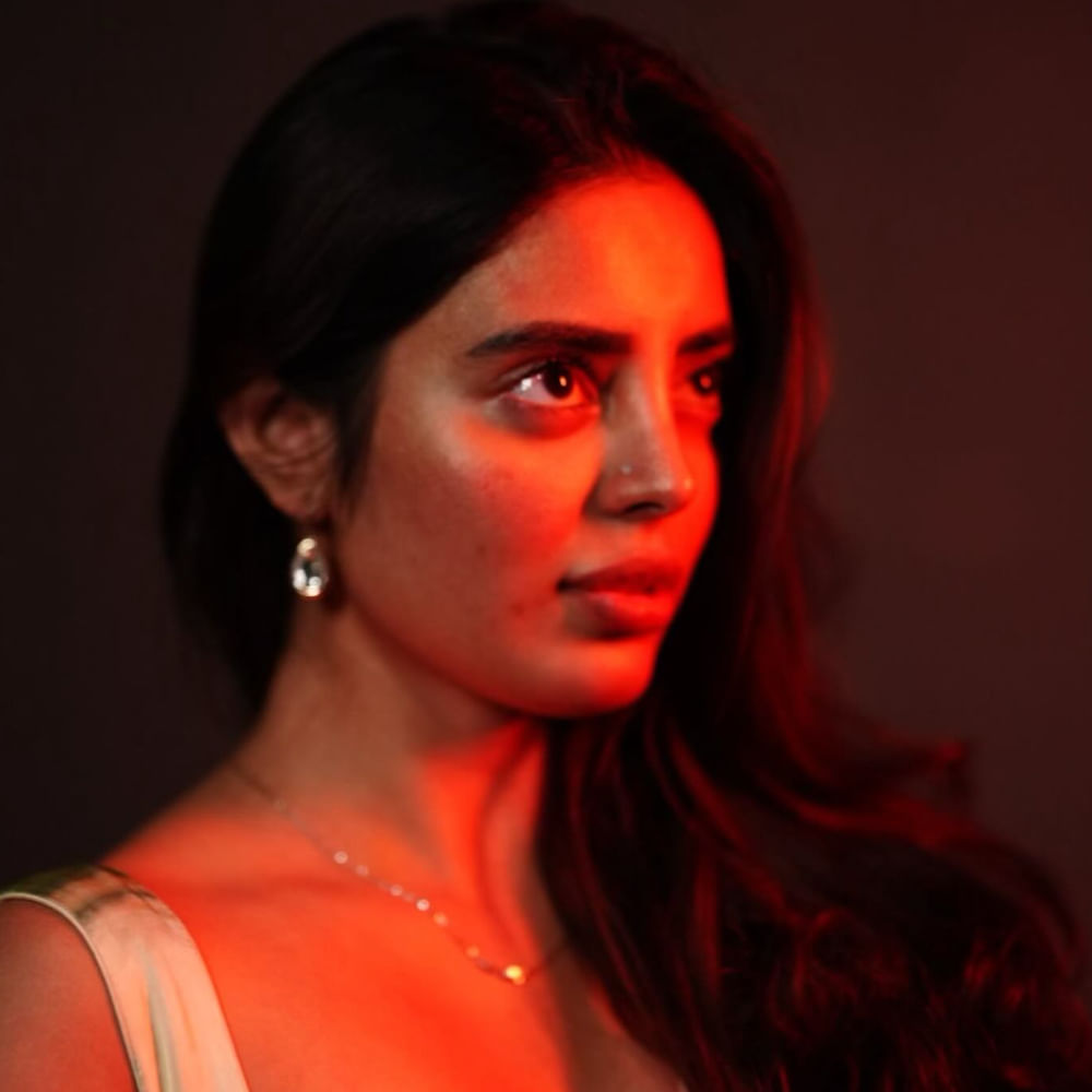ఇక ఇప్పుడు ఇన్ స్టా గ్రామ్ లో రీల్స్ చేస్తూ అభిమానులను ఆకట్టుకుంటుంది ఈ అమ్మడు. అలాగే క్రేజీ ఫొటోలతో అభిమానులను ఆకట్టుకుంటుంది ఈ అమ్మడు. తాజాగా ఈ చిన్నదాని ఫోటోలు వైరల్ గా మారాయి.
