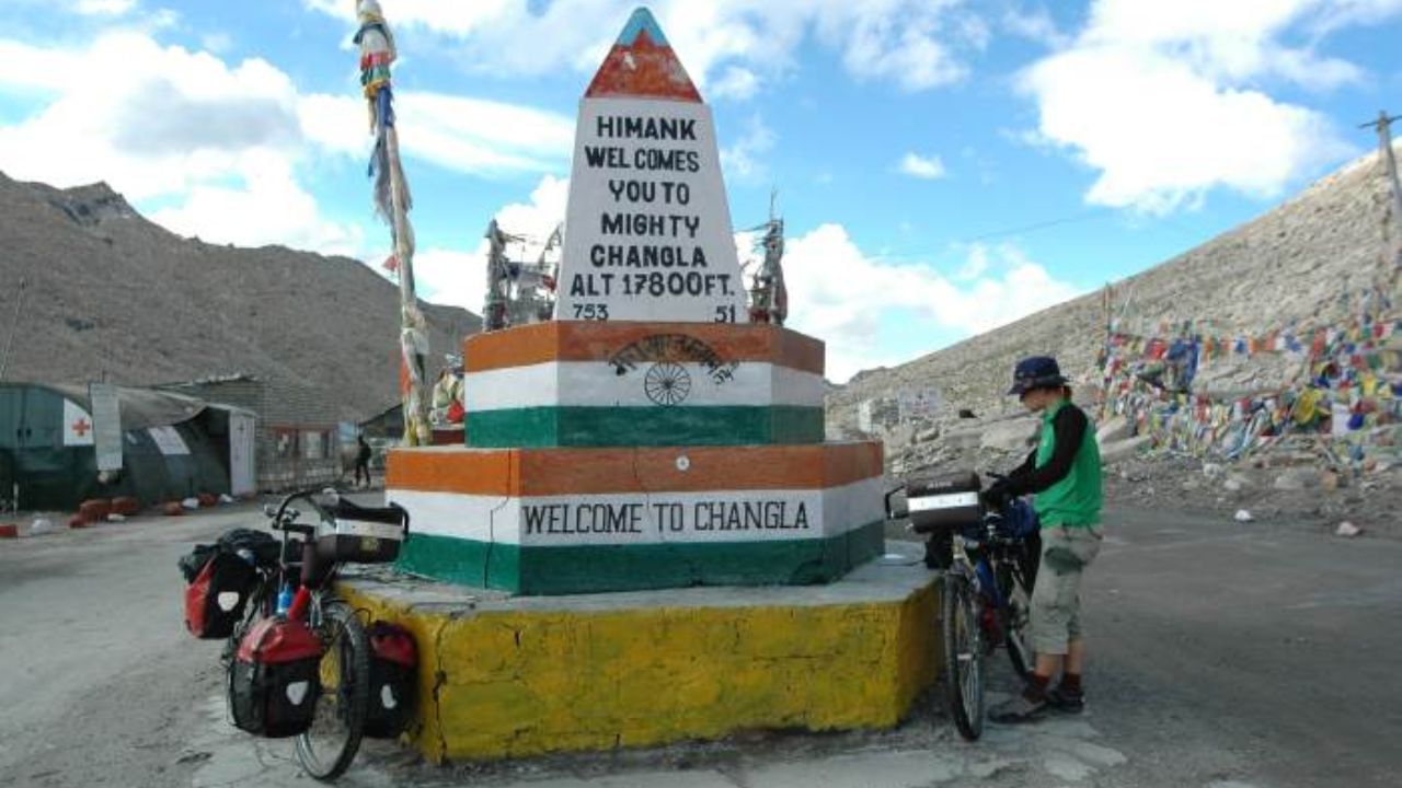చాంగ్ లా (Ladakh Chang La).. చాంగ్ లా 5,360 మీటర్ల (17,590 అడుగులు) ఎత్తులో ఉంది. ఇది ప్రపంచంలో ఎత్తైన మోటరబుల్ పాస్‌ లలో ఒకటి. ఇక్కడ తీవ్రమైన వాతావరణ పరిస్థితులు ఉండటం వల్ల యాత్రికులు అప్రమత్తంగా ఉండాలి. అనూహ్యంగా వాతావరణం మారిపోవడం, మంచు తుఫానులు సాధారణం కావడం వల్ల ప్రయాణం చేసే ముందు కరెక్ట్ గా ప్లాన్ చేసుకోవడం అవసరం.