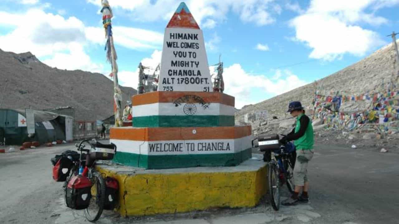 చాంగ్ లా (Ladakh Chang La).. చాంగ్ లా 5,360 మీటర్ల (17,590 అడుగులు) ఎత్తులో ఉంది. ఇది ప్రపంచంలో ఎత్తైన మోటరబుల్ పాస్ లలో ఒకటి. ఇక్కడ తీవ్రమైన వాతావరణ పరిస్థితులు ఉండటం వల్ల యాత్రికులు అప్రమత్తంగా ఉండాలి. అనూహ్యంగా వాతావరణం మారిపోవడం, మంచు తుఫానులు సాధారణం కావడం వల్ల ప్రయాణం చేసే ముందు కరెక్ట్ గా ప్లాన్ చేసుకోవడం అవసరం.