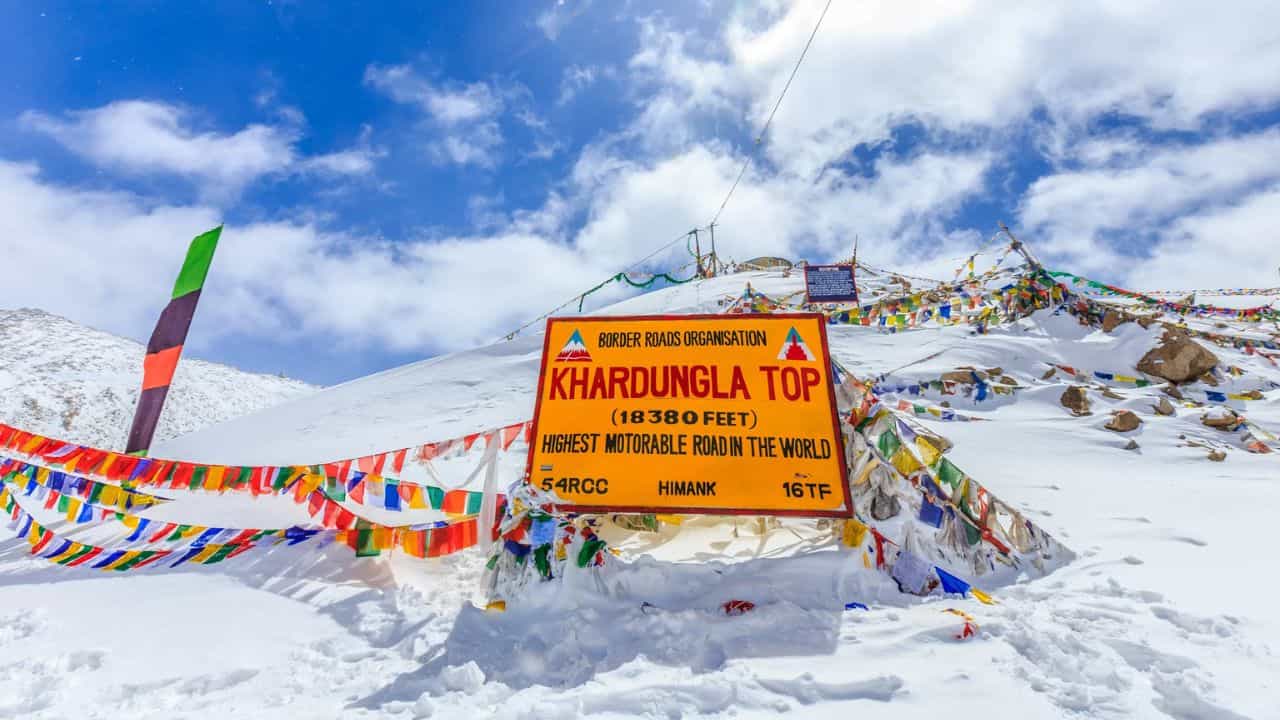 ఖర్దుంగ్ లా పాస్ (Ladakh Khardung La).. ఖర్దుంగ్ లా పాస్ 5,359 మీటర్ల (17,582 అడుగులు) ఎత్తులో ఉంది. ఇది భారతదేశంలో అత్యధికంగా సందర్శించే పర్వత మార్గాలలో ఒకటి. ఇది ప్రతి సాహస యాత్రికుడి కలల గమ్యస్థానం. కానీ ఇక్కడ రహదారి పరిస్థితులు తరచుగా ఇబ్బందిగా ఉంటాయి. ఆక్సిజన్ తగ్గిపోవడం వల్ల ప్రయాణికులు ఆల్టిట్యూడ్ సిక్ నెస్ కు గురయ్యే ప్రమాదం ఉంటుంది.