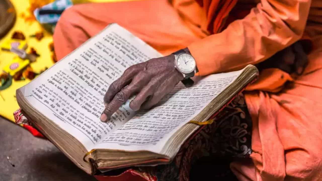 హనుమాన్ చాలీసా పఠనంలో అసలు ప్రాముఖ్యత ఏకాగ్రతకే ఉంటుంది. మనసు మరోచోట ఉండగా.. శరీరం కూర్చున్నా, హృదయంతో పఠించకపోతే దాని ఫలితం తక్కువగా ఉంటుంది. అందుకే పఠించే సమయంలో ఫోన్ దూరంగా పెట్టి, శబ్దం లేకుండా, మనశ్శాంతితో శ్లోకాలను చదవాలి. కొన్ని గంటలపాటు దినచర్యలో దాన్ని భాగంగా చేసుకుంటే అది అలవాటుగా మారి జీవితంలోని ఒత్తిడిని తగ్గించడంలో సహాయపడుతుంది.