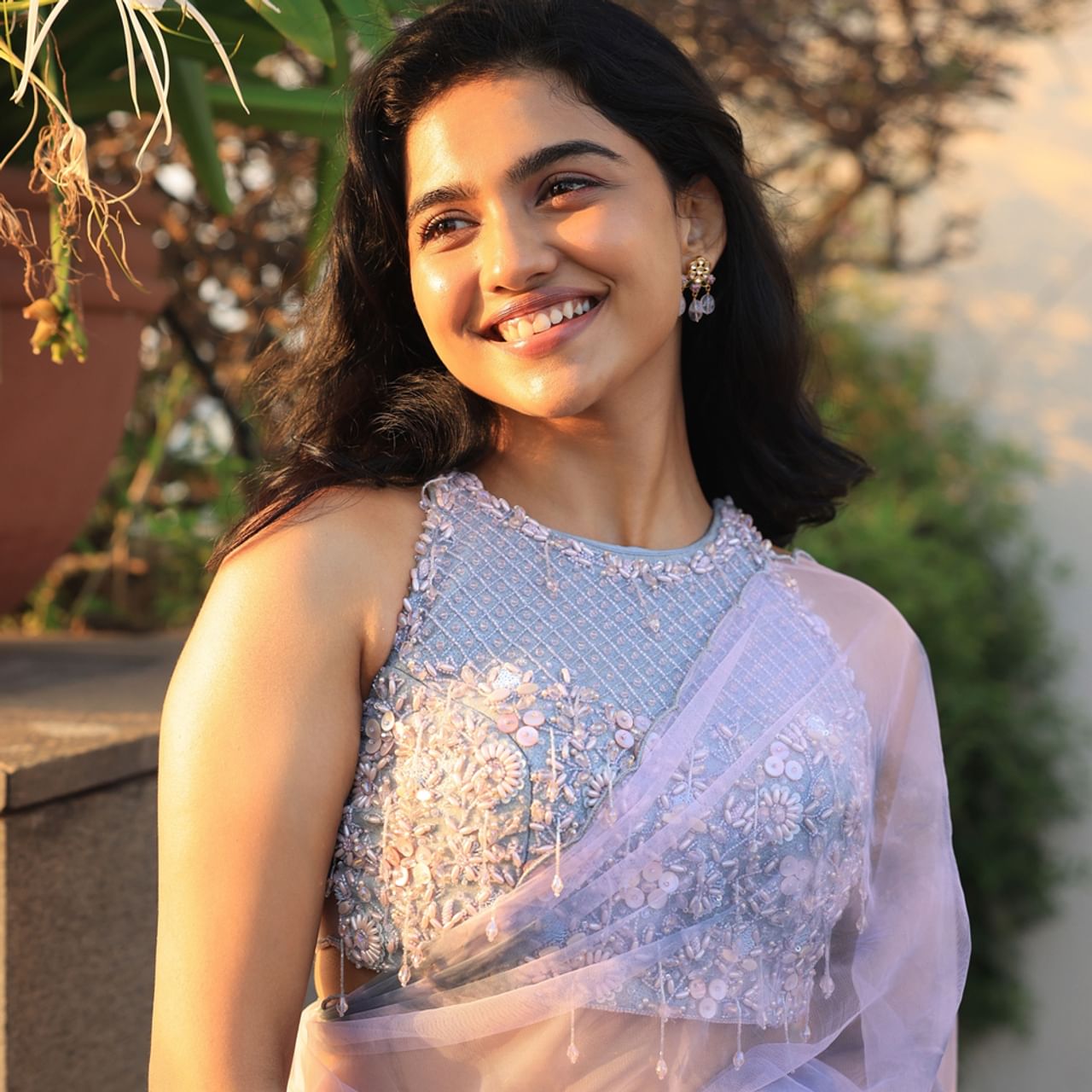 మమితా బైజు.. ఒకే ఒక్క సినిమాతో పాపులర్ అయ్యింది. ప్రేమలు మూవీతో కుర్రకారుకు ఫేవరేట్ హీరోయిన్ గా మారింది. మమితా తండ్రి బైజు కృష్ణన్ డాక్టర్.. త్లిల హోమ్ మేకర్. 16 ఏళ్ల వయసులోనే సర్వోపకారి పాలక్కారన్ సినిమాతో మలయాళీ ఇండస్ట్రీలోకి ఎంట్రీ ఇచ్చింది.