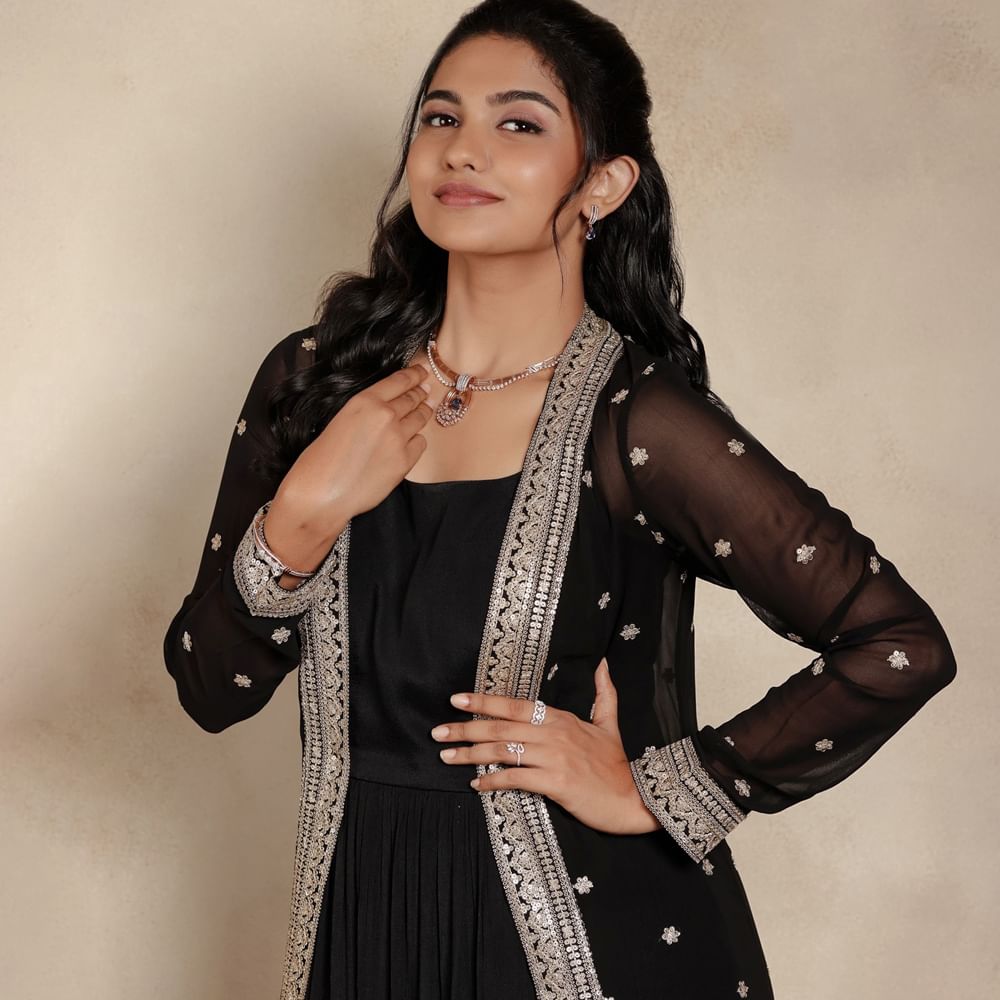 డైరెక్టర్ బాల దర్శకత్వంలో ఓ సినిమాకు కమిట్ అయ్యింది. కానీ మధ్యలోనే ఈ సినిమా నుంచి తప్పుకుంది. బాల కొట్టడం వల్లే మమితా ఆ సినిమా నుంచి తప్పుకుందని టాక్ రాగా.. పర్సనల్ రీజన్స్ అని తెలిపింది మమితా.