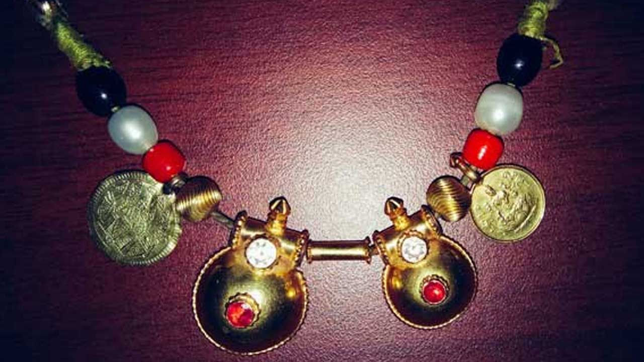 పండితులు మాట్లాడుతూ.. ఒకసారి నల్లపూసల దండను మెడలో వేశాక తియ్యకూడదంట. కానీ కొన్ని సందర్భాల్లో అంటే, అది పెరిగిపోయినప్పుడు, లేదా దానిని తీసి కొత్తద ధరించాలి అనుకున్న సమయంలో మాత్రమే తీయాలంట. 