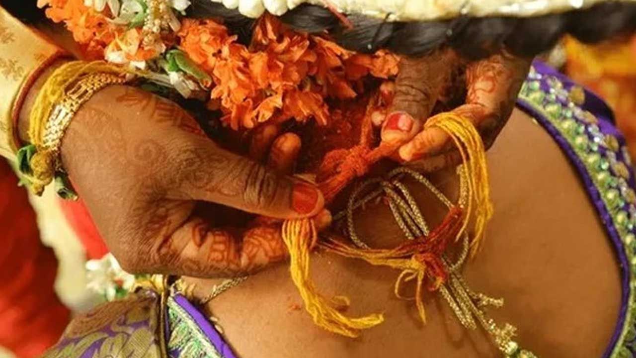 నగరాల్లో ఉండే కొంత మంది మంగళ సూత్రం ధరించడం ఇబ్బందిగా ఫీల్ అవుతారు. కానీ తాళి లేకుండా ఉండకూడదు. కొందరు పడుకునే సమయంలో, స్నానం చేసే సమయంలో తాళిని తీసేస్తుంటారు కానీ ఇలా కూడా చేయకూడదు అని పండితులు చెబుతున్నారు.