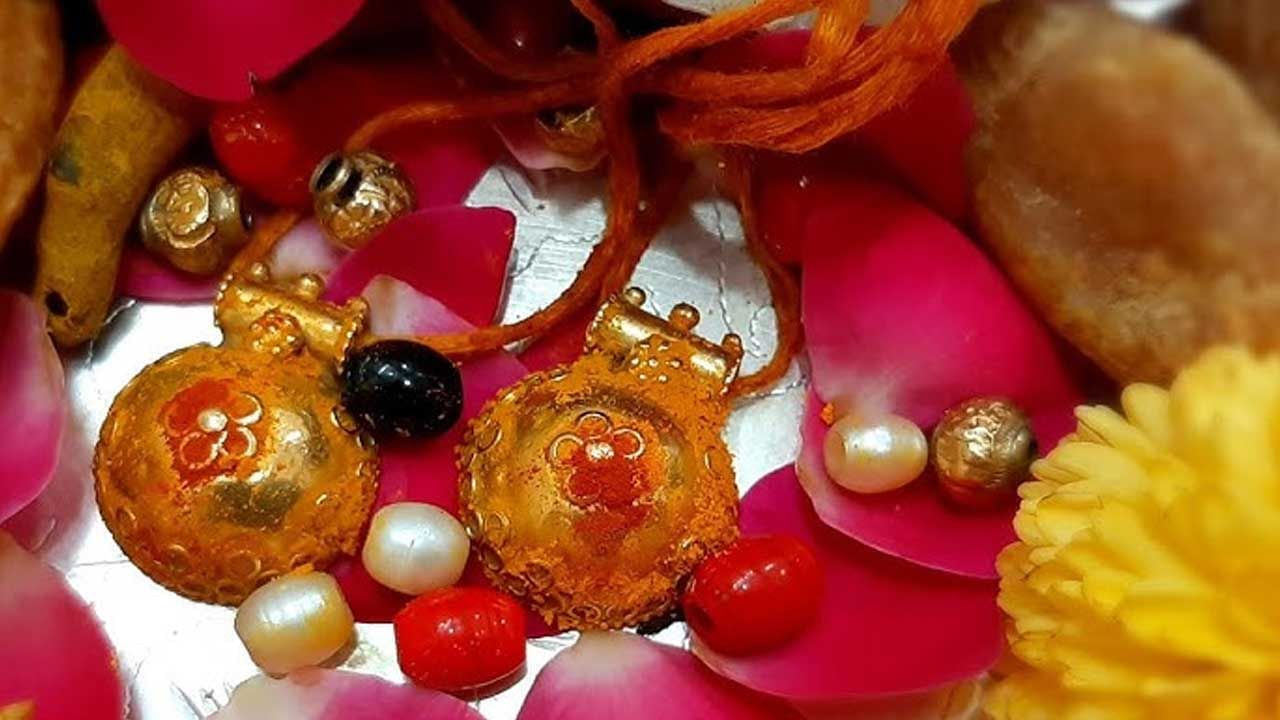 నల్లపూసల దండ లేదా మంగళ సూత్రం ధరించడం వలన ప్రతి కూల శక్తి నిరోధించడమే కాకుండా, ప్రతి కూల శక్తి కూడా పెరుగుతుందంట. అంతే కాకుండా దీని వలన అనేక ఆరోగ్య ప్రయోజనాలు ఉన్నాయంట. గుండె ఆరోగ్యం బాగుండటమే కాకుండా, మానసిక స్థిరత్వాన్ని కాపాడుకోవచ్చునంట.