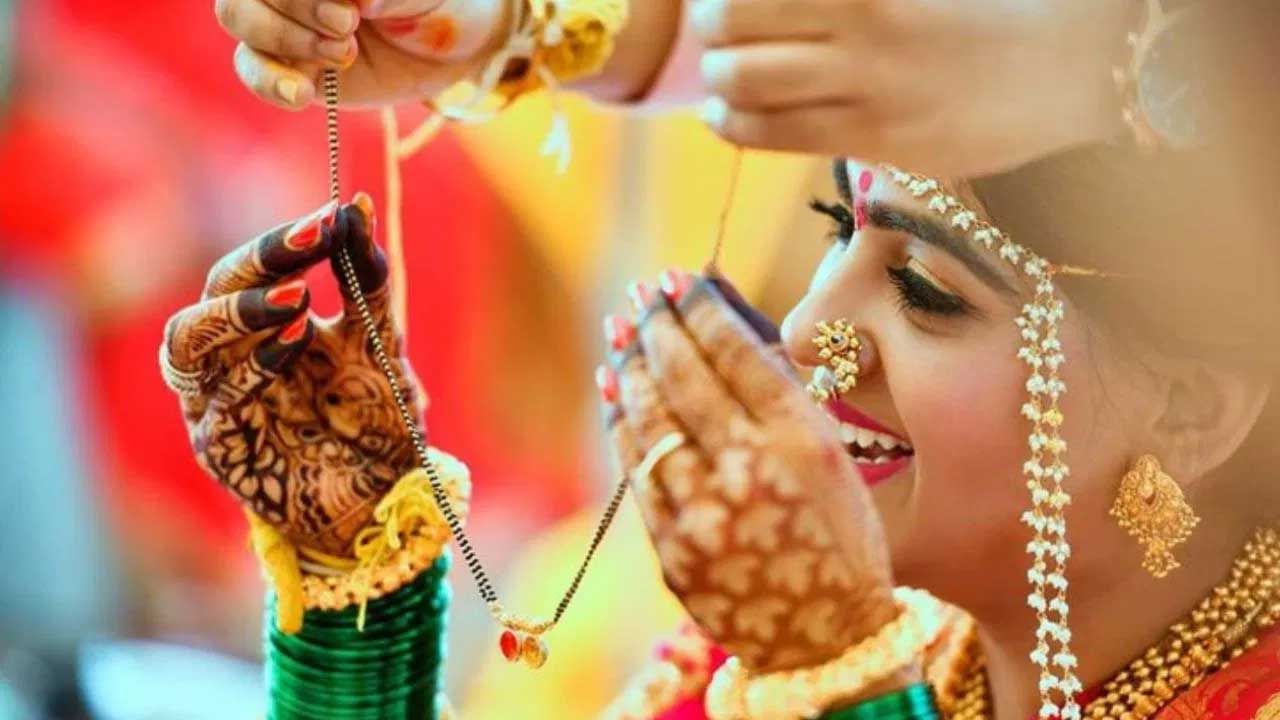 కానీ ఇప్పుడు ట్రెండ్ మారింది. చాలా మంది ఎప్పుడు పడితే అప్పుడే తాళిని తీస్తున్నారు. ముఖ్యంగా కొన్ని పరీక్షల సమయంలో కూడా దీనిని తెలిగించాలని ఉండేది. కానీ ఇప్పుడు పరీక్షలకు హాజరయ్యేటప్పుడు మంగళసూత్రం ధరించవచ్చు అనే నిబంధనలు వచ్చాయి. మరి అసలు ఈ నల్లపూసల దండను కొన్ని సందర్భాల్లో తీయడం మంచిదేనా? పండితులు ఏమటున్నారో తెలుసుకుందాం.