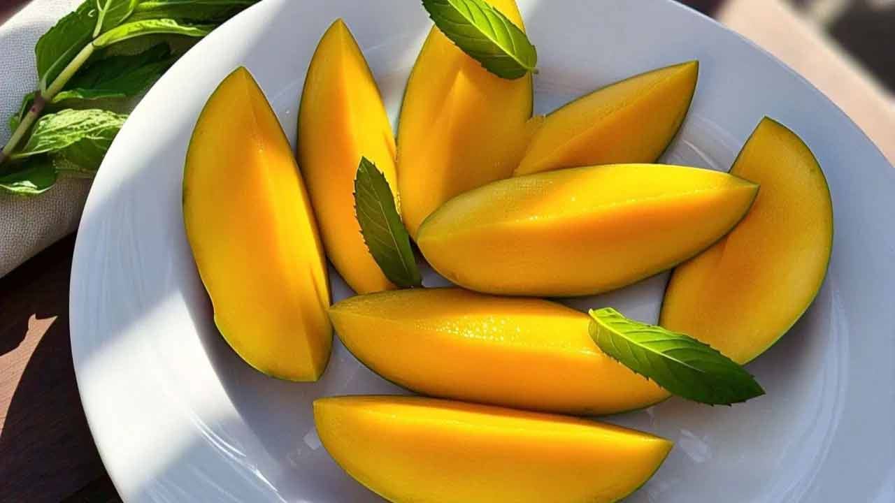 పండ్లలో రారాజు మామిడి.. ఎండలు ఎక్కువగా ఉన్నప్పుడు పండ్ల మార్కెట్లో ఇవి అత్యధికంగా కనిపిస్తాయి. మామిడి పండ్లలో విటమిన్ ఎ, సి పుష్కలంగా ఉంటాయి. ఫైబర్, యాంటీఆక్సిడెంట్లు, సహజ చక్కెరలు కూడా ఇందులో అధికంగా ఉంటాయి.