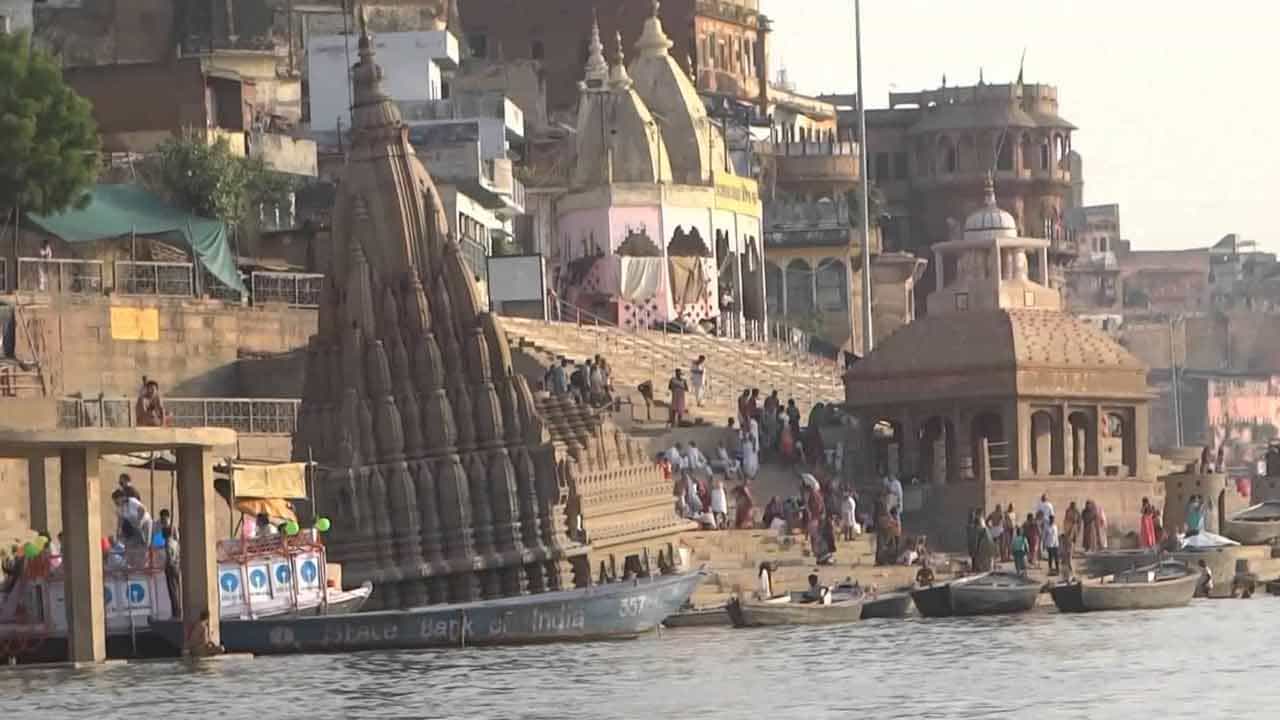 మణికర్ణికా ఘాట్ - Manikarnika Ghat
మణికర్ణికా ఘాట్ పురాతనం, పవిత్రమైన ఘాట్‌లలో ఒకటి. గంగా నది ఒడ్డున ఉన్న మణికర్ణికా ఘాట్​ను దహన సంస్కారాలకు చాలా పవిత్రమైనదిగా పరిగణిస్తారు. పౌరాణిక కథల ప్రకారం, పార్వతి దేవి శివునితో నృత్యం చేస్తున్న సమయంలో ఆమె చెవిపోగు (మణికర్ణిక) ఇక్కడే పడిందని, అందుకే ఈ ఘాట్‌కు మణికర్ణిక అని పేరు వచ్చిందని చెబుతుంటారు. ఇక్కడ శ్మశానంలోని బూడిదతో శివుడికి అభిషేకం నిర్వహిస్తూ ఉంటారు.
