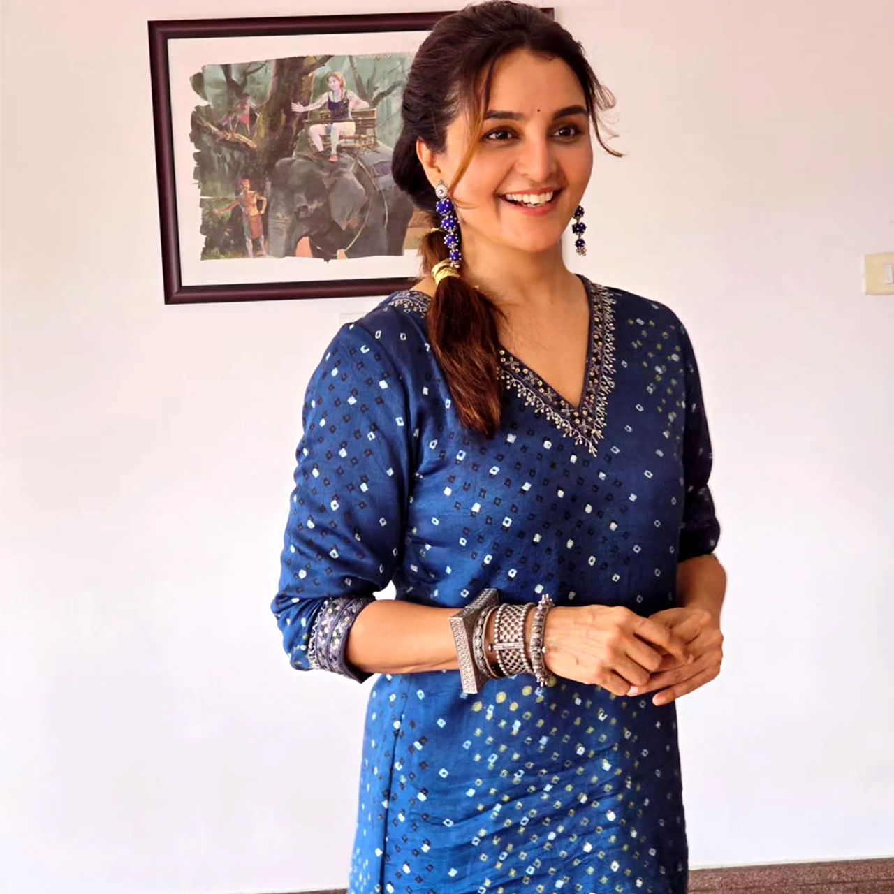 మంజు వారియర్.. సినీ నటి, నృత్య కళాకారిణి, గాయని, నిర్మాత, రచయిత్రి కూడా.. ఈ బ్యూటీ ప్రధానంగా మలయాళ సినిమా రంగంలో ప్రసిద్ధి చెందింది. కేరళ, తమిళ, హిందీ సినిమాల్లో కూడా నటించి గుర్తింపు పొందింది.  1978 సెప్టెంబర్ 10న తమిళనాడులోని నాగర్‌కోయిల్‌లో జన్మించిన మంజు, 16 ఏళ్ల వయసులో 1995లో "సాక్ష్యం" చిత్రంతో సినీ రంగంలోకి అడుగుపెట్టింది. 