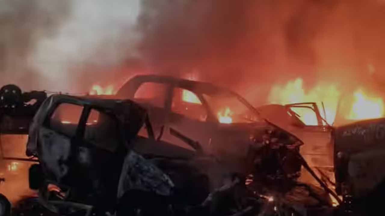 Watch: పోలీస్‌స్టేషన్‌లో మంటలు.. కళ్లముందే కాలిబూడిదైన కార్లు, బైకులు..! ఏం జరిగిందంటే..