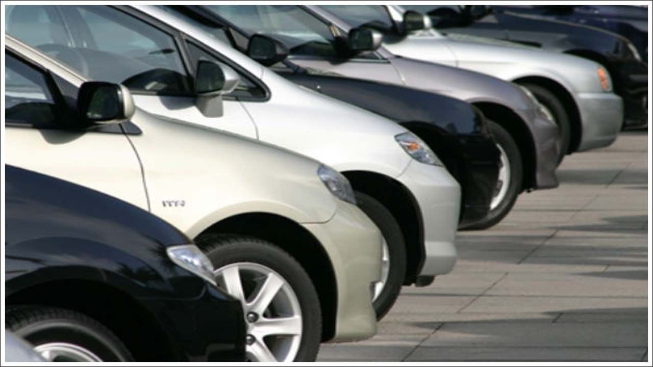 తక్కువ బడ్జెట్‌లో మంచి SUV కావాలంటే, మీరు తదుపరి తరం హ్యుందాయ్ వెన్యూ కోసం వేచి ఉండవచ్చు. ఈసారి హ్యుందాయ్ వెన్యూ N-లైన్ వెర్షన్ కూడా అప్‌డేట్‌ చేసిన రూపంలో రావచ్చు. ఈ కొత్త మోడల్‌లో బాహ్య డిజైన్‌లో మార్పు ఉండటమే కాకుండా, మీరు 16-అంగుళాల అల్లాయ్ వీల్స్, కొత్త హెడ్‌ల్యాంప్‌లు, ఫ్రంట్ పార్కింగ్ సెన్సార్, ADAS భద్రతా లక్షణాలను కూడా పొందవచ్చు. అయితే, కారులో మీరు మునుపటిలాగే 1 లీటర్ టర్బో పెట్రోల్, 1.2 లీటర్ పెట్రోల్ ఇంజన్, 1.5 లీటర్ డీజిల్ ఇంజన్ ఎంపికలను పొందవచ్చు.