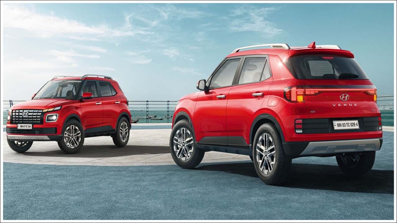 మీకు తక్కువ బడ్జెట్‌లో హైబ్రిడ్ కారు కావాలంటే, మారుతి సుజుకి ఫ్రాంక్స్ హైబ్రిడ్ కోసం వేచి ఉండండి . మారుతిలో అత్యధికంగా అమ్ముడైన ఎస్‌యూవీ కార్లలో ఇది ఒకటి. మారుతి సుజుకి ఫ్రాంక్స్ ప్రస్తుతం 1.2-లీటర్ ఇంజిన్‌తో వస్తుంది. ఇది స్విఫ్ట్, డిజైర్‌లలో కనిపించే ఇంజిన్‌ను పోలి ఉంటుంది. ఆ కంపెనీ మొదటిసారిగా సొంతంగా హైబ్రిడ్ కారును అభివృద్ధి చేయబోతోంది. మారుతి ఫ్రాంక్స్ ఆ కారు కావచ్చు. దీని ధర రూ. 10 లక్షల కంటే తక్కువ లేదా దాదాపుగా అంతే ధరలో ఉండే అవకాశం ఉందని టెక్‌ నిపుణులు చెబుతున్నారు.