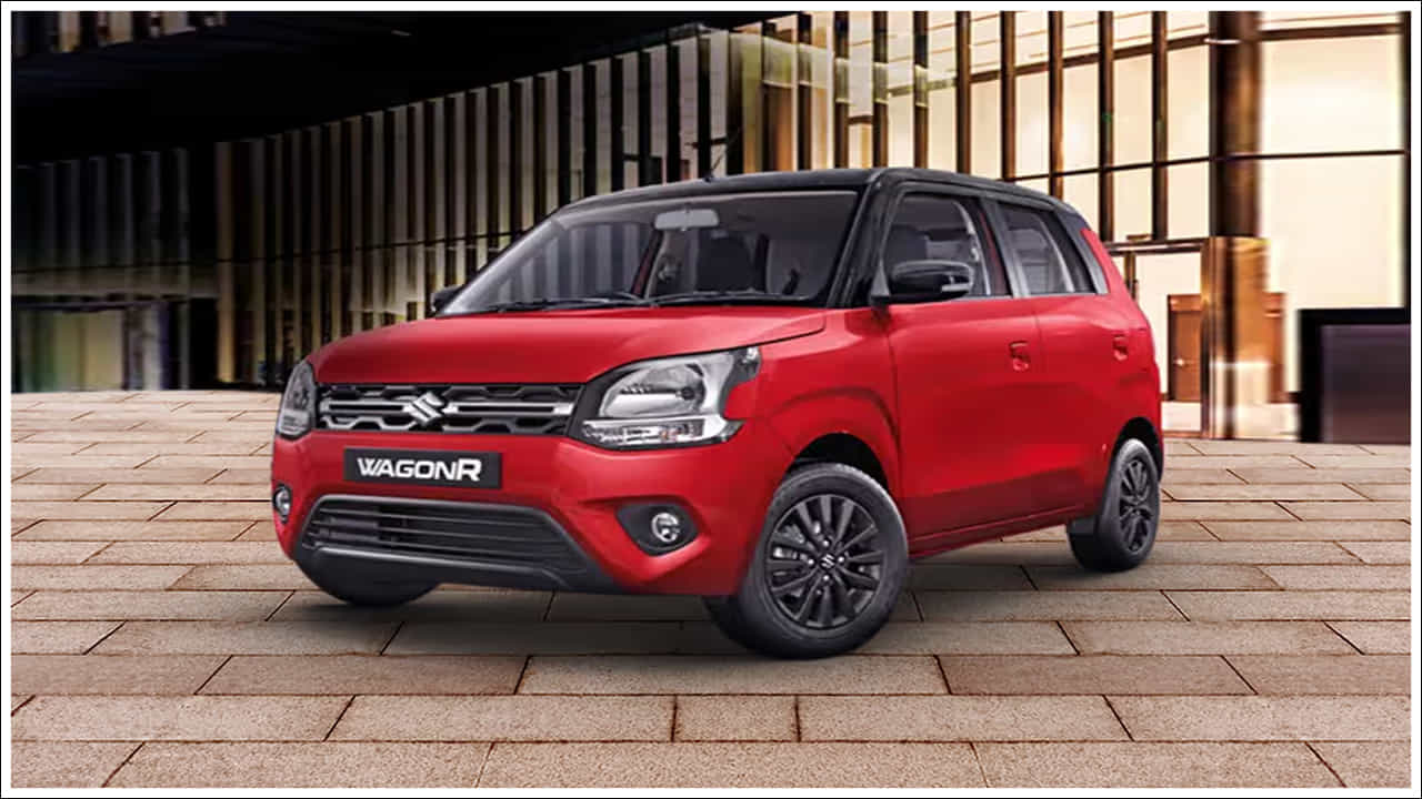 Maruti Wagonr: భారతదేశంలో అత్యధికంగా అమ్ముడవుతున్న కార్ కంపెనీలలో మారుతి ఒకటి. ఆ కంపెనీ చాలా కాలంగా ఈ స్థానాన్ని నిలుపుకుంది. భవిష్యత్తులో కూడా ఈ స్థానాన్ని నిలబెట్టుకోవడానికి కంపెనీ ఇప్పుడు భద్రతా లక్షణాలపై దృష్టి సారిస్తోంది. వినియోగదారులు ఇప్పుడు సరసమైన ధరలతో పాటు భద్రతకు ప్రాధాన్యత ఇస్తున్నారు. దీన్ని దృష్టిలో ఉంచుకుని మారుతి తన బెస్ట్ సెల్లింగ్ కార్లలో ఒకటైన వ్యాగన్ఆర్లో భద్రతను పెంచింది. ఇప్పుడు ఈ కారు దాని ప్రధాన ప్రత్యర్థి టాటా కంటే సురక్షితమైనదిగా పరిగణిస్తుంది.