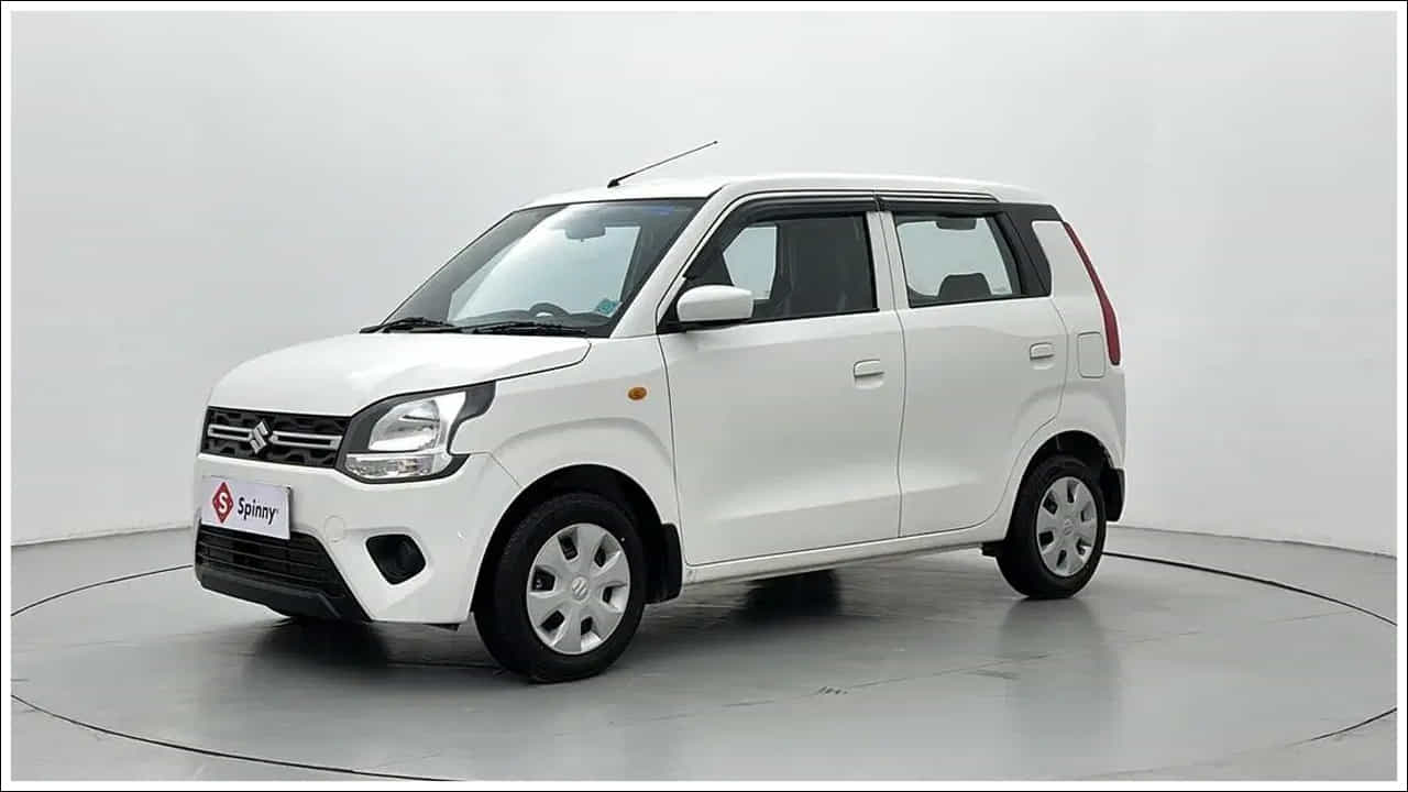 ధర ఎంత?: WagonR ప్రధాన ప్రత్యర్థి Tata Tiago కేవలం 2 ఎయిర్బ్యాగ్లను మాత్రమే అందించింది. గ్లోబల్ NCAP భద్రతా రేటింగ్ 4 స్టార్ రేటింగ్ ఉంది. అదే సమయంలో మారుతి వ్యాగన్ఆర్ ధరలో 6 ఎయిర్బ్యాగ్లను జోడించినప్పటికీ ఎటువంటి మార్పు చేయలేదు. వ్యాగన్ఆర్ ధర రూ. 6.61 లక్షల నుండి ప్రారంభమై రూ. 8.73 లక్షల వరకు (ఆన్-రోడ్, ముంబై) ఉంటుంది.