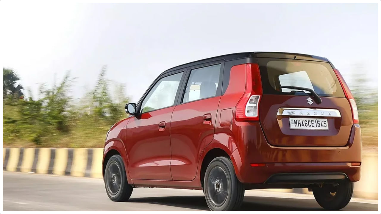 పవర్ట్రెయిన్: వ్యాగన్ఆర్ రెండు ఇంజన్ ఆప్షన్లతో వస్తుంది. వీటిలో 1.0-లీటర్ పెట్రోల్ ఇంజన్ (66 bhp, 89 Nm), 1.2-లీటర్ పెట్రోల్ ఇంజన్ (89 bhp, 113 Nm) ఉన్నాయి. దీనితో పాటు మారుతి 1.0-లీటర్ ఇంజిన్తో CNG వేరియంట్ను కూడా అందిస్తుంది. ఇది 56 bhp, 82.1 Nm టార్క్ను ఉత్పత్తి చేస్తుంది. రెండు పెట్రోల్ ఇంజన్లు 5-స్పీడ్ MT లేదా AMT గేర్బాక్స్ ఎంపికతో వస్తాయి. అయితే CNG వేరియంట్ 5-స్పీడ్ MTతో మాత్రమే లభిస్తుంది.