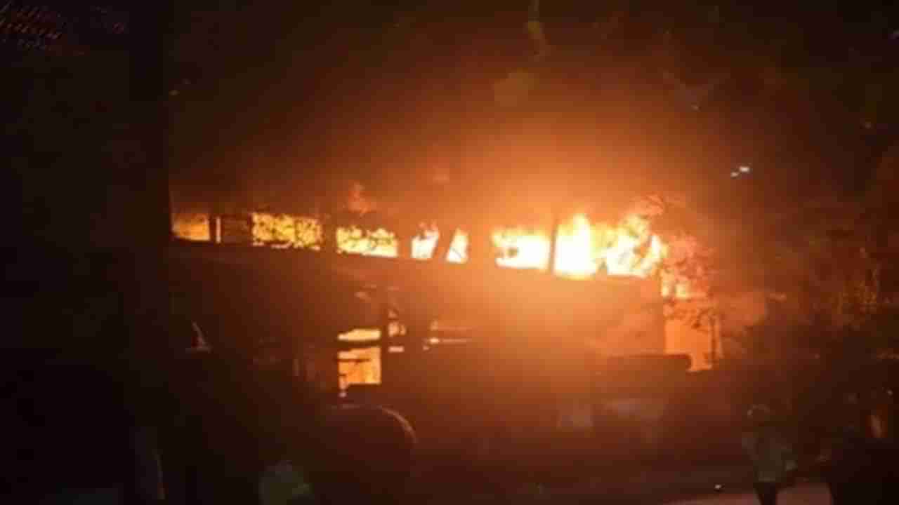 Watch: భారీ అగ్ని ప్రమాదం.. అనుమానాస్పద స్థితిలో కాలి బూడిదైన 22 గుడిసెలు