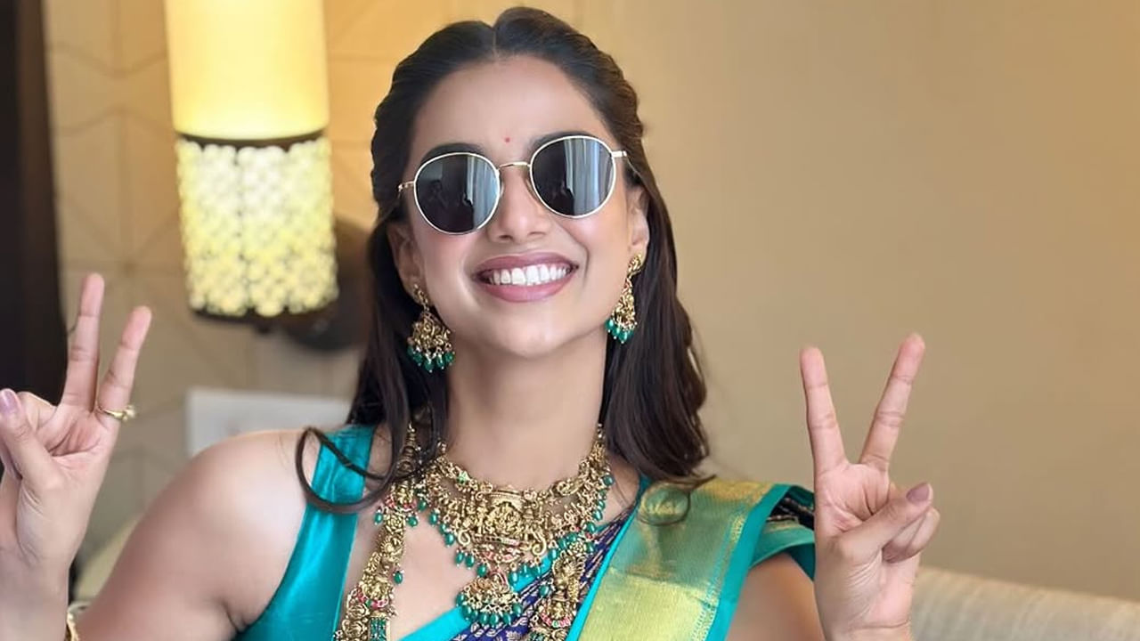 నటి మీనాక్షి చౌదరి గురించి ప్రత్యేకంగా చెప్పా్ల్సిన పని లేదు. అందం, అభినయం ఈ ముద్దుగుమ్మ సొంతం. ఈ బ్యూటీ వరసగా బ్లాక్ బస్టర్ హిట్స్ అందుకుంటూ వరస సినిమాలతో దూసుకెళ్తుంది.  ఈ చిన్నది అప్ స్టార్స్ అనే హిందీ సినిమాతో నటిగా సిల్వర్ స్క్రీన్‌కు పరిచయమైంది. 