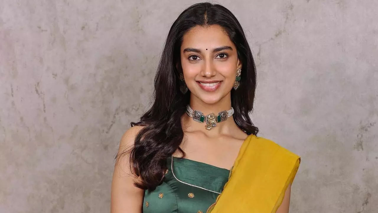 ఈ మూవీలో వెంకటేష్ గర్ల్ ఫ్రెండ్‌గా నటించి, తన నటనతో విమర్శకుల నుంచి ప్రశంసలు అందుకుంది. దీంతో వరసగా హిట్స్ అందుకుంటూ టాలీవుడ్ గోల్డెన్ లెగ్ అయిపోయింది. ఇక ఎప్పుడూ సోషల్ మీడియాలో చాలా యాక్టివ్‌గా ఉండే ఈ చిన్నది ఎప్పటికప్పుడు తన వరస ఫొటో షూట్‌తో కుర్రకారును మాయ చేస్తుంటుంది.