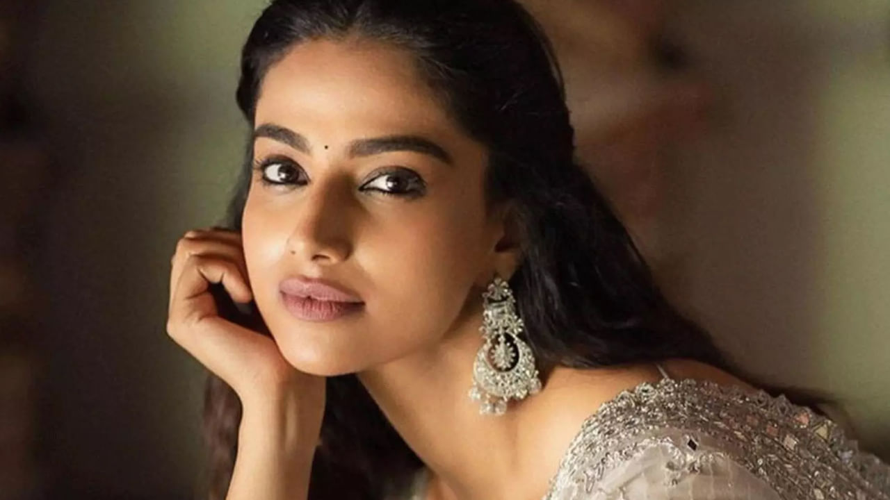 తాజాగా ఈ ముద్దుగ్మ పట్టు చీరలో అందంగా తయారై ఫొటోలకు ఫోజులిచ్చింది. పట్టు చీరలో, ఒంటినిండా నగలు ధరించి అచ్చం మహాలక్ష్మిలా ఉంది. ప్రస్తుతం వీటికి సంబంధించిన ఫొటోలు షేర్ చేయడంతో ఇవి నెట్టింట తెగ వైరల్ అవుతున్నాయి. మరి మీరు కూడా ఈ ఫొటోస్ పై ఓలుక్ వేయండి.