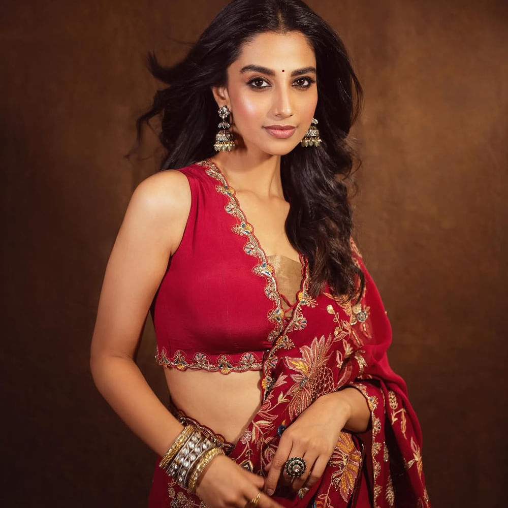 లక్కీ భాస్కర్ సినిమాతో తన లక్ మారిందని చాలా మంది అంటున్నారని... ఆ సినిమా నచ్చిందని.. కానీ ఇకపై పిల్లల తల్లి పాత్ర వస్తే నో చెప్పేస్తానని తెలిపింది. తన హైట్ 6.2 అని.. దీంతో తనతో కలిసి మాట్లేందుకు అమ్మాయిలు కూడా ఇష్టపడేవాళ్లు కాదని తెలిపింది.