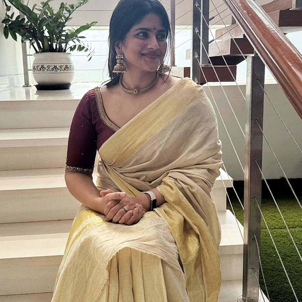 ఇక సోషల్ మీడియాలోనూ ఈ చిన్నది చాలా యాక్టివ్ గా ఉంటుంది. రెగ్యులర్ గా ఫోటోలు షేర్ చేస్తూ అభిమానులను ఆకట్టుకుంటుంది. తాజాగా ఈ ముద్దుగుమ్మ క్రేజీ ఫోటోలు వైరల్ గా మారాయి. ఈ చిన్నదాని ఫోటోలకు నెటిజన్స్ ఫిదా అవుతున్నారు.