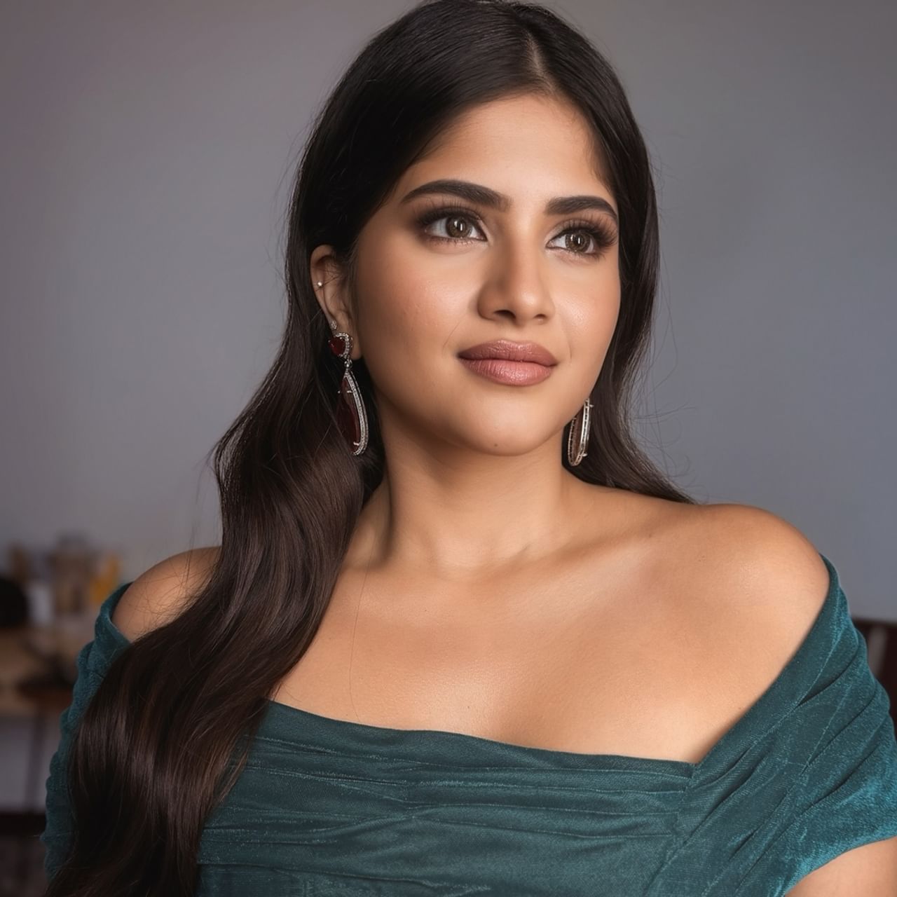 మేఘా ఆకాష్ ప్రధానంగా తెలుగు, తమిళ చిత్రాలలో నటిస్తుంది. ఆమె 1995 అక్టోబర్ 26న చెన్నైలో జన్మించింది. తండ్రి తెలుగు, తల్లి మలయాళీ, ఇద్దరూ ప్రకటనల రంగంలో పనిచేస్తారు. మేఘా చెన్నైలోని లేడీ ఆండల్ స్కూల్ మరియు మహిళా క్రిస్టియన్ కాలేజీలో విజువల్ కమ్యూనికేషన్స్లో బీ.ఎస్సీ పూర్తిచేసింది.