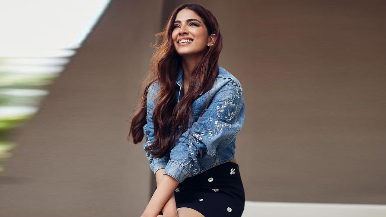 తన తండ్రిలనే సినిమాటోగ్రాఫర్గా లేదా దర్శకురాలిగా అవ్వాలన్న ఆశతో ముంబైలోని విల్సన్ కాలేజీలో మాస్ మీడియాలో డిగ్రీ పూర్తి చేసింది. ప్రముఖ మలయాళ నటుడు మమ్ముట్టి నటించిన ఫెయిర్నెస్ క్రీమ్ కోసం కమర్షియల్ షూట్కి ఆమె తన తండ్రితో కలిసి వెళ్లింది.