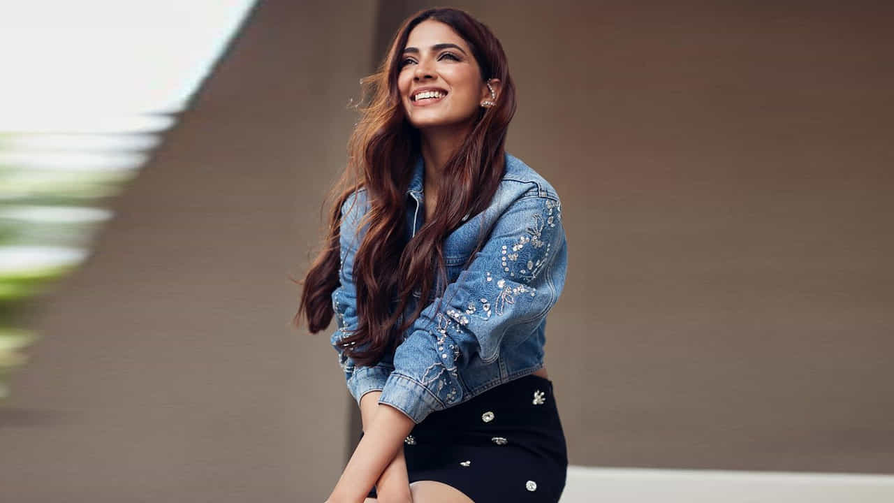 తన తండ్రిలనే సినిమాటోగ్రాఫర్గా లేదా దర్శకురాలిగా అవ్వాలన్న ఆశతో ముంబైలోని విల్సన్ కాలేజీలో మాస్ మీడియాలో డిగ్రీ పూర్తి చేసింది. ప్రముఖ మలయాళ నటుడు మమ్ముట్టి నటించిన ఫెయిర్నెస్ క్రీమ్ కోసం కమర్షియల్ షూట్కి ఆమె తన తండ్రితో కలిసి వెళ్లింది.
