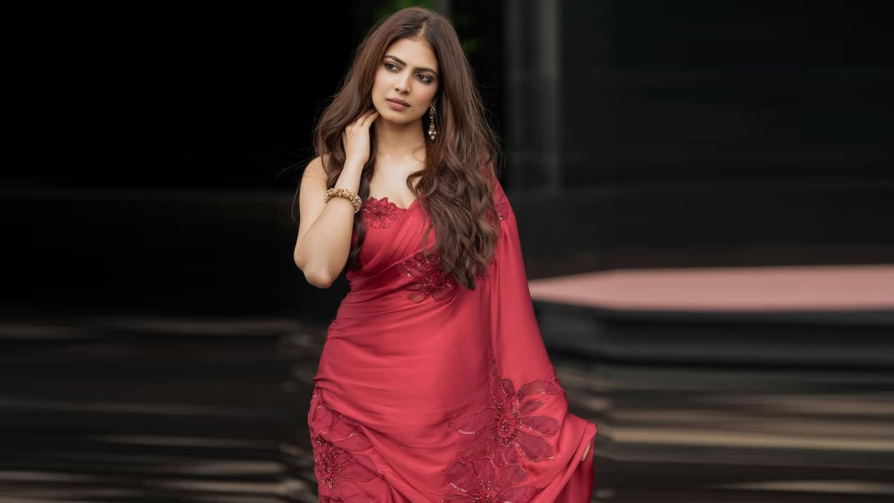 తన తండ్రిలనే సినిమాటోగ్రాఫర్గా లేదా దర్శకురాలిగా అవ్వాలన్న ఆశతో ముంబైలోని విల్సన్ కాలేజీలో మాస్ మీడియాలో డిగ్రీ పూర్తి చేసింది. ప్రముఖ మలయాళ నటుడు మమ్ముట్టి నటించిన ఫెయిర్నెస్ క్రీమ్ కోసం కమర్షియల్ షూట్కి ఆమె తన తండ్రితో కలిసి వెళ్లింది.