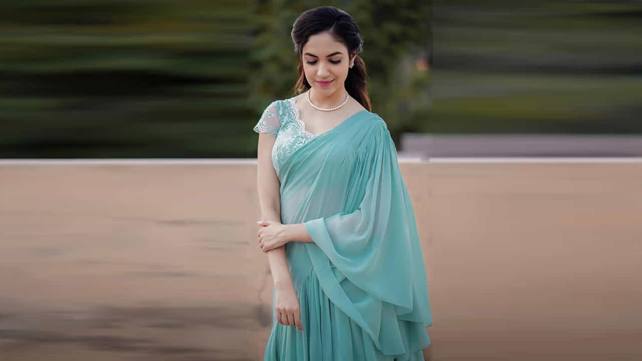 ఆమె హైదరాబాద్లోని విల్లా మేరీ కాలేజ్ ఫర్ ఉమెన్ లో ఇంటర్మీడియట్ చదివింది. మల్లా రెడ్డి ఇంజినీరింగ్ కాలేజీ నుంచి ఇంజనీరింగ్లో బ్యాచిలర్ డిగ్రీ పట్టా పొందింది. గ్రాడ్యుయేషన్ పూర్తి చేసిన తర్వాత మిస్ హైదరాబాద్ బ్యూటీ పోటీలో పాల్గొని ఫస్ట్ రన్నరప్గా నిలిచింది.