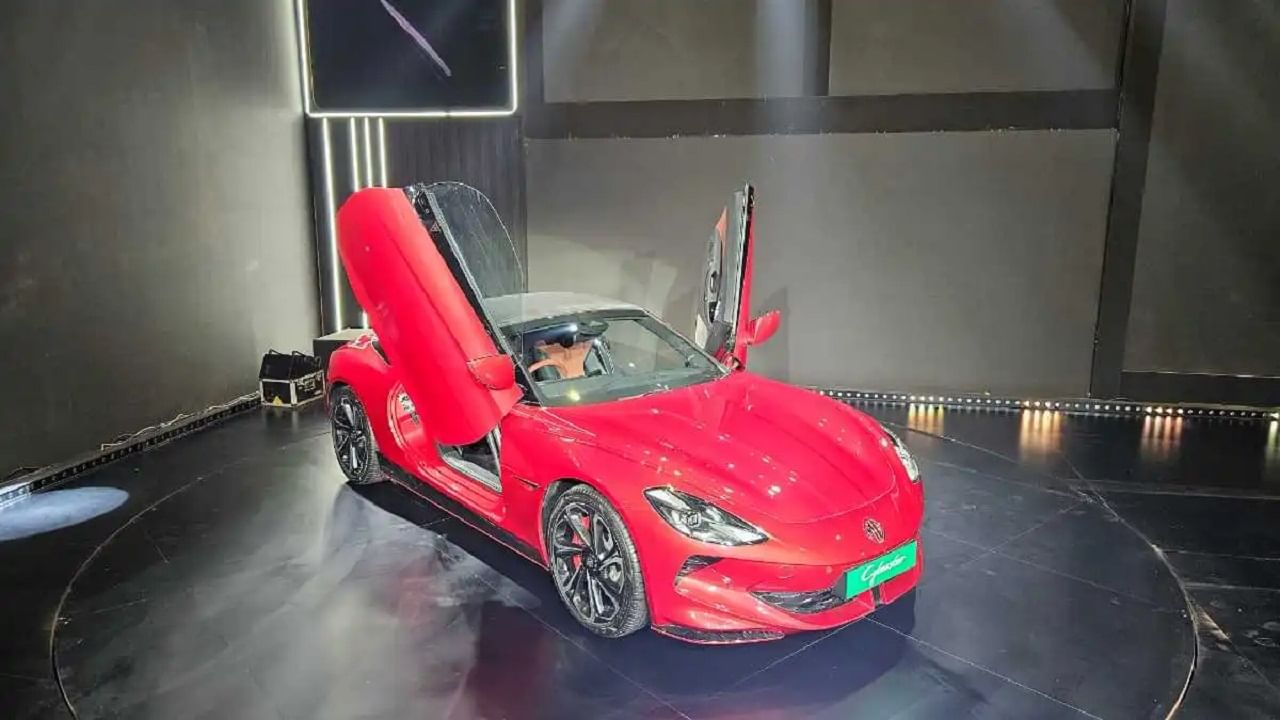 ఎంజీ మోటార్ కంపెనీకు సంబంధించిన సీబీయూ మోడల్ సైబర్‌స్టర్‌ను ఈ నెలలోనే మార్కెట్‌లో రిలీజ్ చేసే అవకాశం ఉంది. ఈ ఆల్-ఎలక్ట్రిక్ రోడ్‌స్టర్‌ను ఎంజీ సెలెక్ట్ షోరూమ్‌ల ద్వారా విక్రయించనున్నారు. సైబర్‌స్టర్ కోసం ప్రీ-బుకింగ్‌లు ఇప్పటికే ప్రారంభమయ్యాయి. ఈ ఎలక్ట్రిక్ స్పోర్ట్స్ కారు డ్యూయల్-మోటార్, ఆల్-వీల్ డ్రైవ్ సెటప్‌ను కలిగి ఉంటుంది. ఈ డ్యూయల్-మోటార్ సెటప్, 504 బీహెచ్‌పీ, 725 ఎన్ఎం పీక్ టార్క్ ఉత్పత్తి చేస్తుంది. ఈ ఆఫర్‌లో నాలుగు డ్రైవ్ మోడ్‌లు ఉన్నాయి. కంఫర్ట్, కస్టమ్, స్పోర్ట్, ట్రాక్. డ్యూయల్-మోటార్ సెటప్ 77 కేడబ్ల్యూహెచ్ బ్యాటరీ ప్యాక్ నుంచి శక్తిని పొందుతుంది. ఈ కారు ఒకే ఛార్జ్‌లో 444 కి.మీ.ల పరిధిని హామీ ఇస్తుంది. ఈ కారు అంచనా ధర రూ. 75 లక్షలు (ఎక్స్-షోరూమ్)గా ఉంది. 
