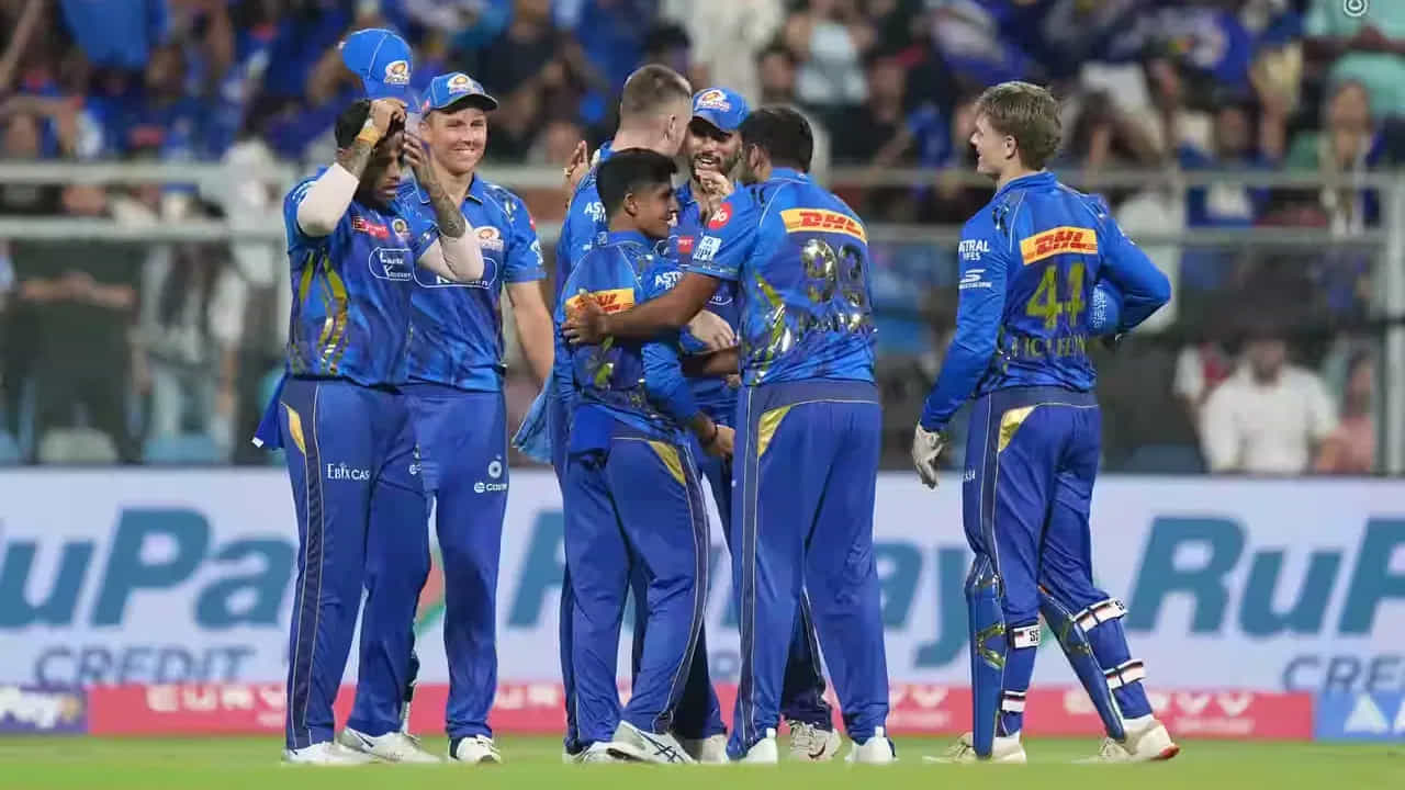 ముంబై ఇండియన్స్: హార్దిక్ పాండ్యా నేతృత్వంలోని ముంబై ఇండియన్స్ జట్టు ఇప్పటివరకు 6 మ్యాచ్లు ఆడి, వాటిలో 2 మ్యాచ్ల్లో విజయం సాధించింది. మిగిలిన 8 మ్యాచ్ల్లో 6 గెలిస్తే, వారు 16 పాయింట్లతో ప్లేఆఫ్కు చేరుకోవచ్చు.
