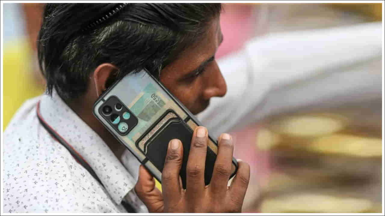 Tech News: మీ స్మార్ట్‌ఫోన్ కవర్‌లో నోట్స్, ఏటీఎం కార్డ్స్‌ ఉంచుతున్నారా? జాగ్రత్త.. ఎందుకో తెలుసా?